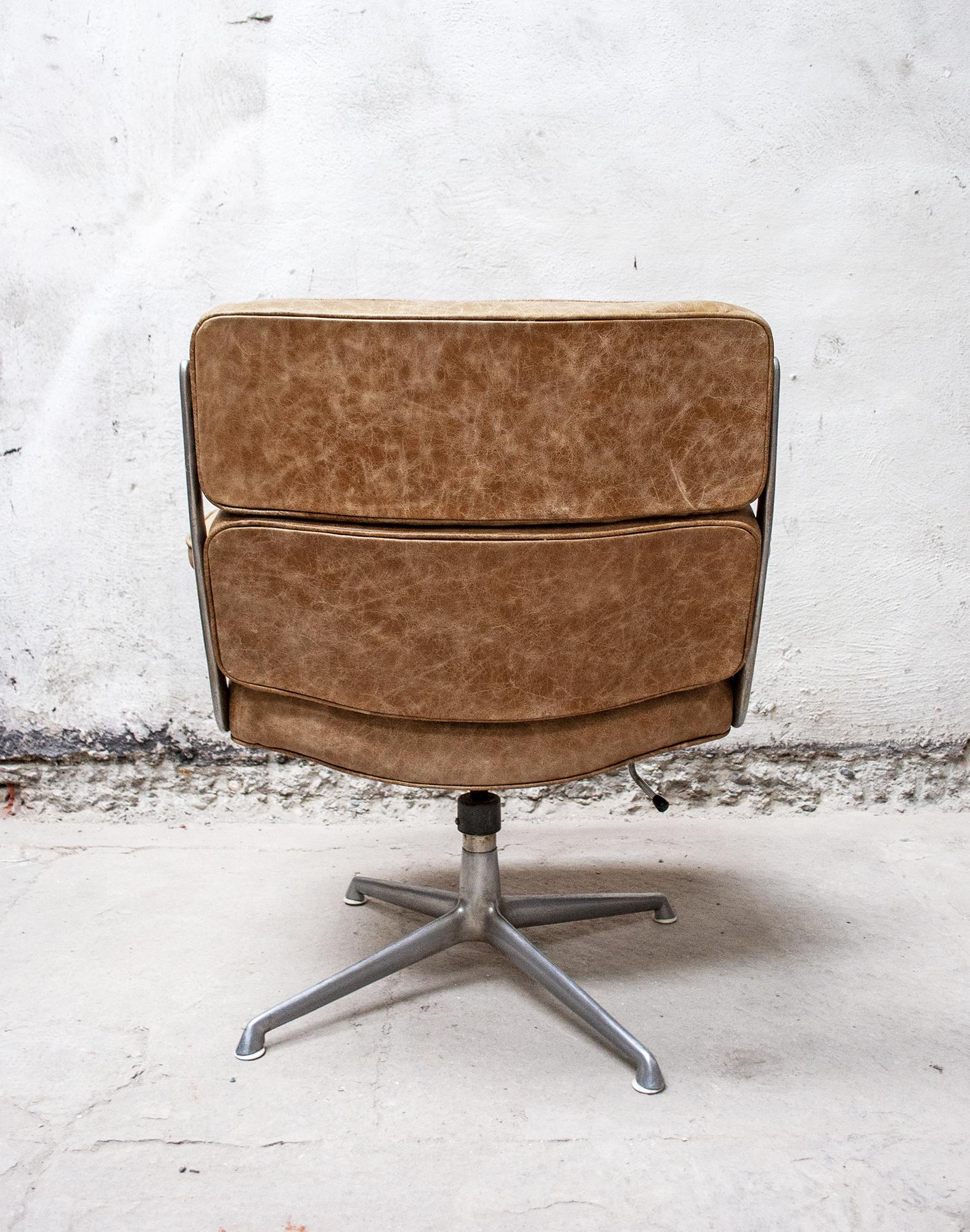 Mid-Century Modern Vintage Armchair ES104 Lobby Chair by Charles & Ray Eames for Herman Miller For Sale