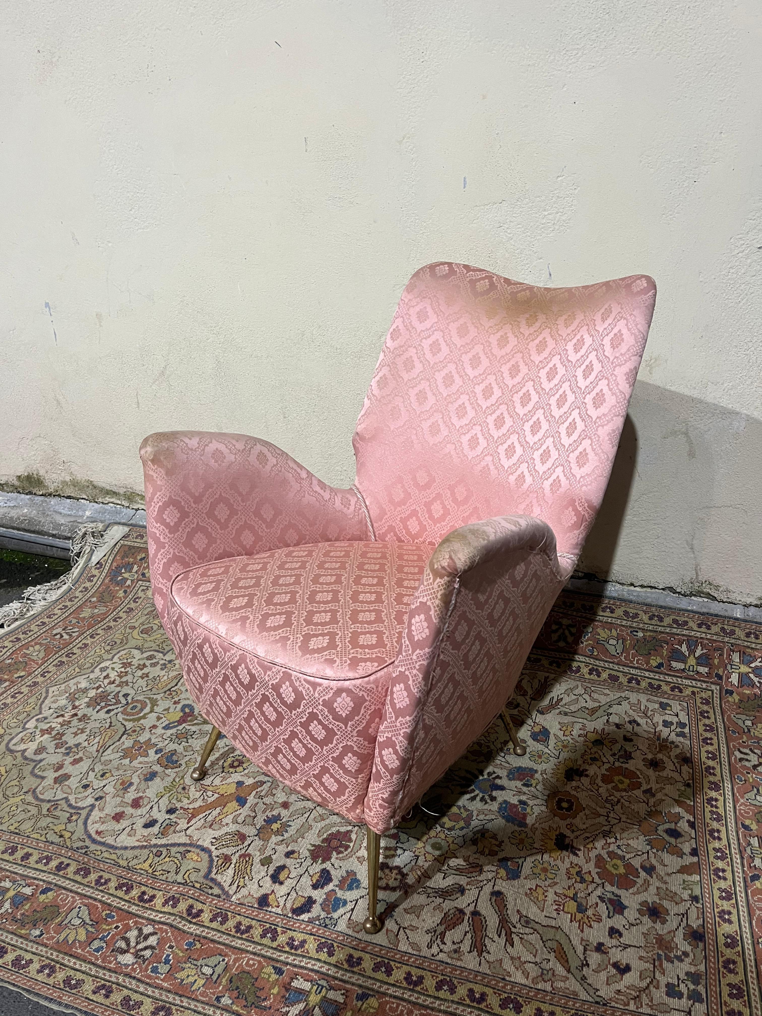 Eleganter Sessel aus der Mitte des Jahrhunderts im Stil von Gio Ponti, gepolstert in rosa geometrischem D (Italian) im Angebot