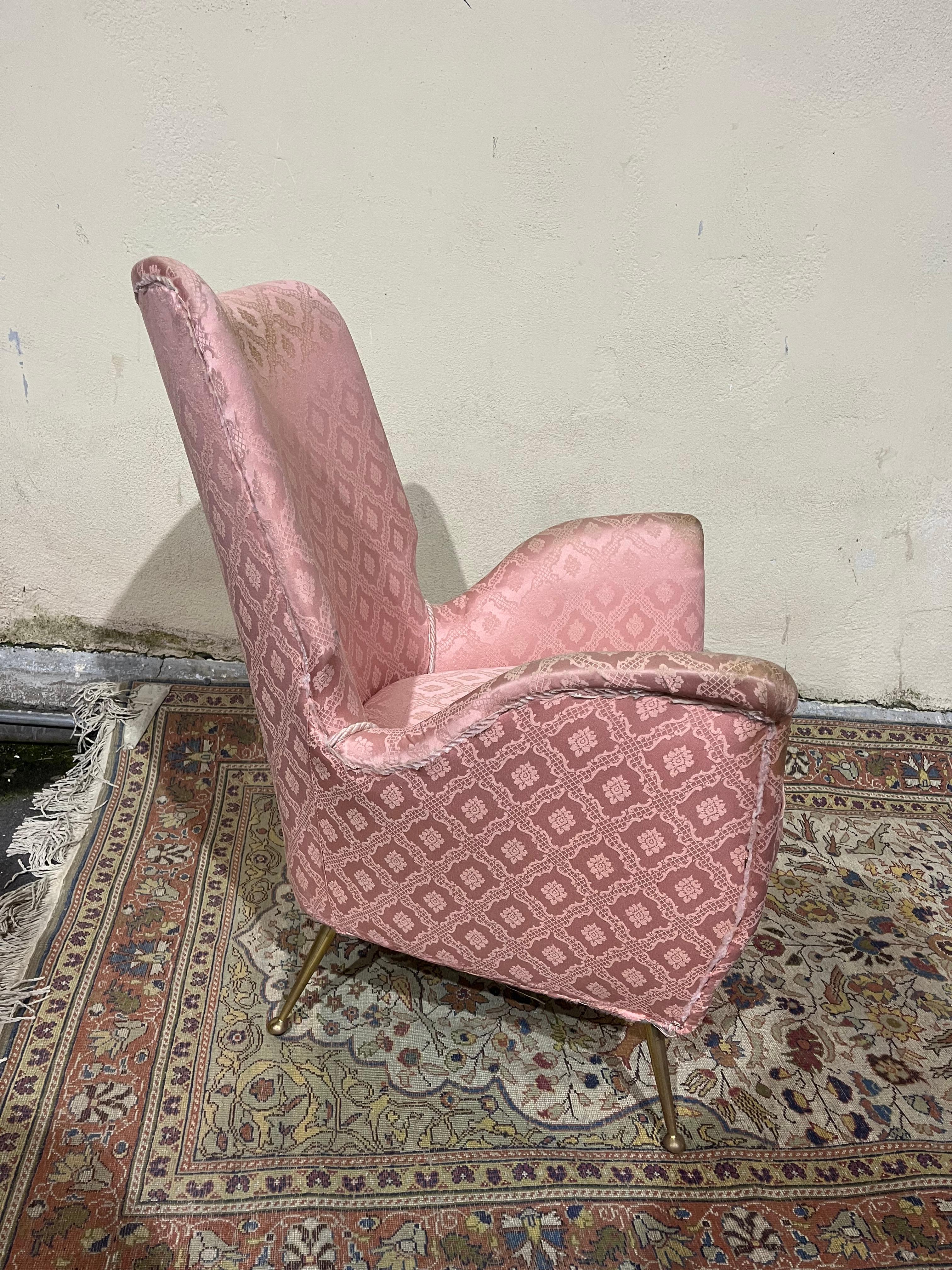 Eleganter Sessel aus der Mitte des Jahrhunderts im Stil von Gio Ponti, gepolstert in rosa geometrischem D im Zustand „Gut“ im Angebot in Catania, IT