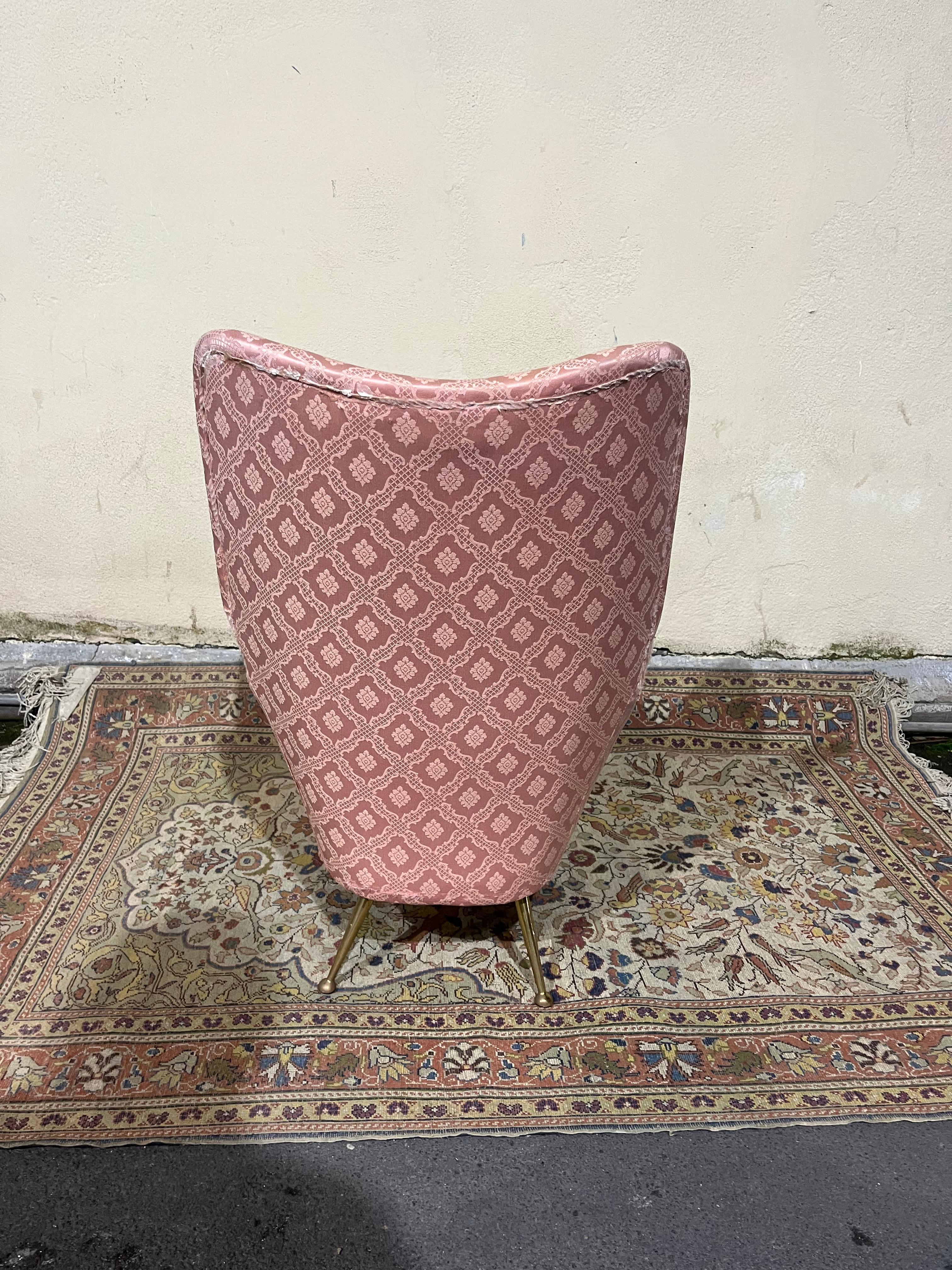 Eleganter Sessel aus der Mitte des Jahrhunderts im Stil von Gio Ponti, gepolstert in rosa geometrischem D (Messing) im Angebot