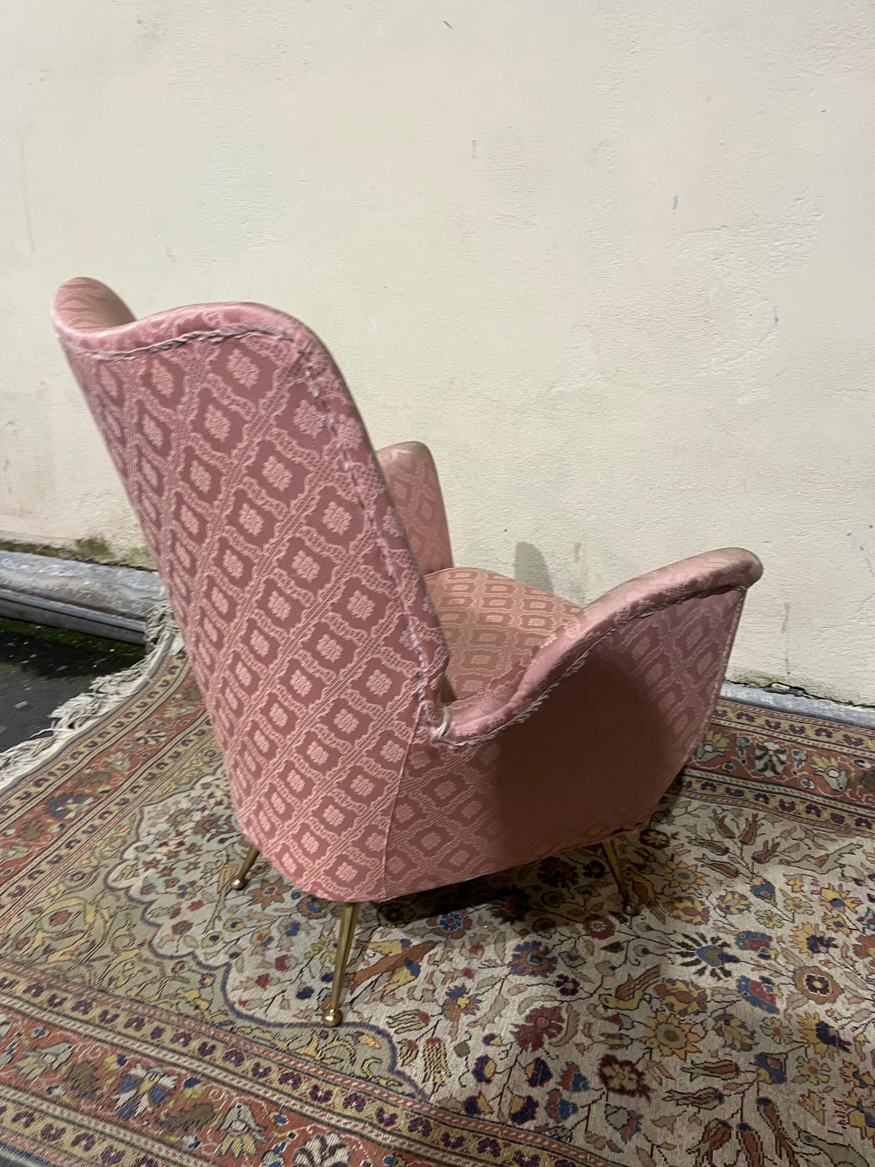 Eleganter Sessel aus der Mitte des Jahrhunderts im Stil von Gio Ponti, gepolstert in rosa geometrischem D im Angebot 1