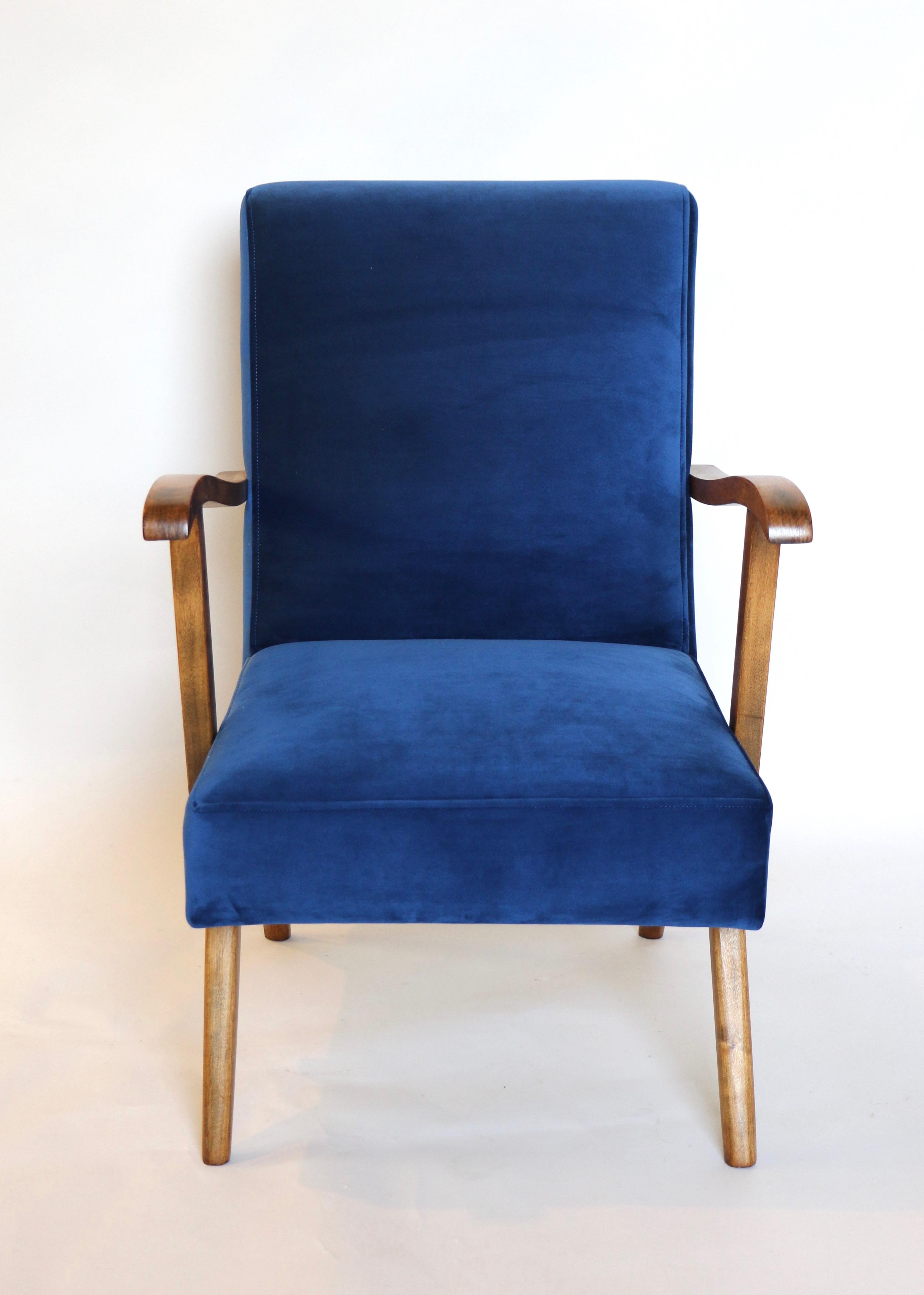 Restored vintage club armchair in blue velvet from 20 century, new upholstery covered with velvet fabric in fashionable blue color, finished with wooden chair cushion. Wooden elements in natural wood color. Very good condition.

Measures: H 83 x W