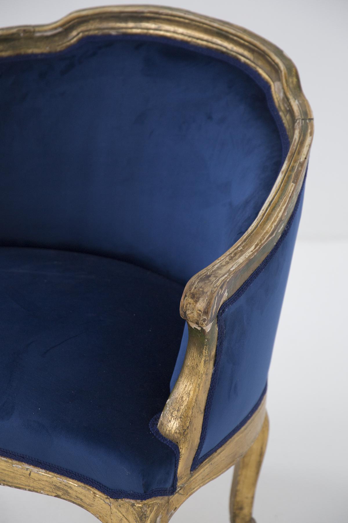 Exzentrischer antiker Sessel aus Vergoldung und Samt aus den späten 1800er und frühen 1900er Jahren, feine italienische Herstellung.
Der Sessel hat ein Gestell aus gebogenem, vergoldetem Holz, sehr elegant und sehr pompös.
Die Formen sind sehr