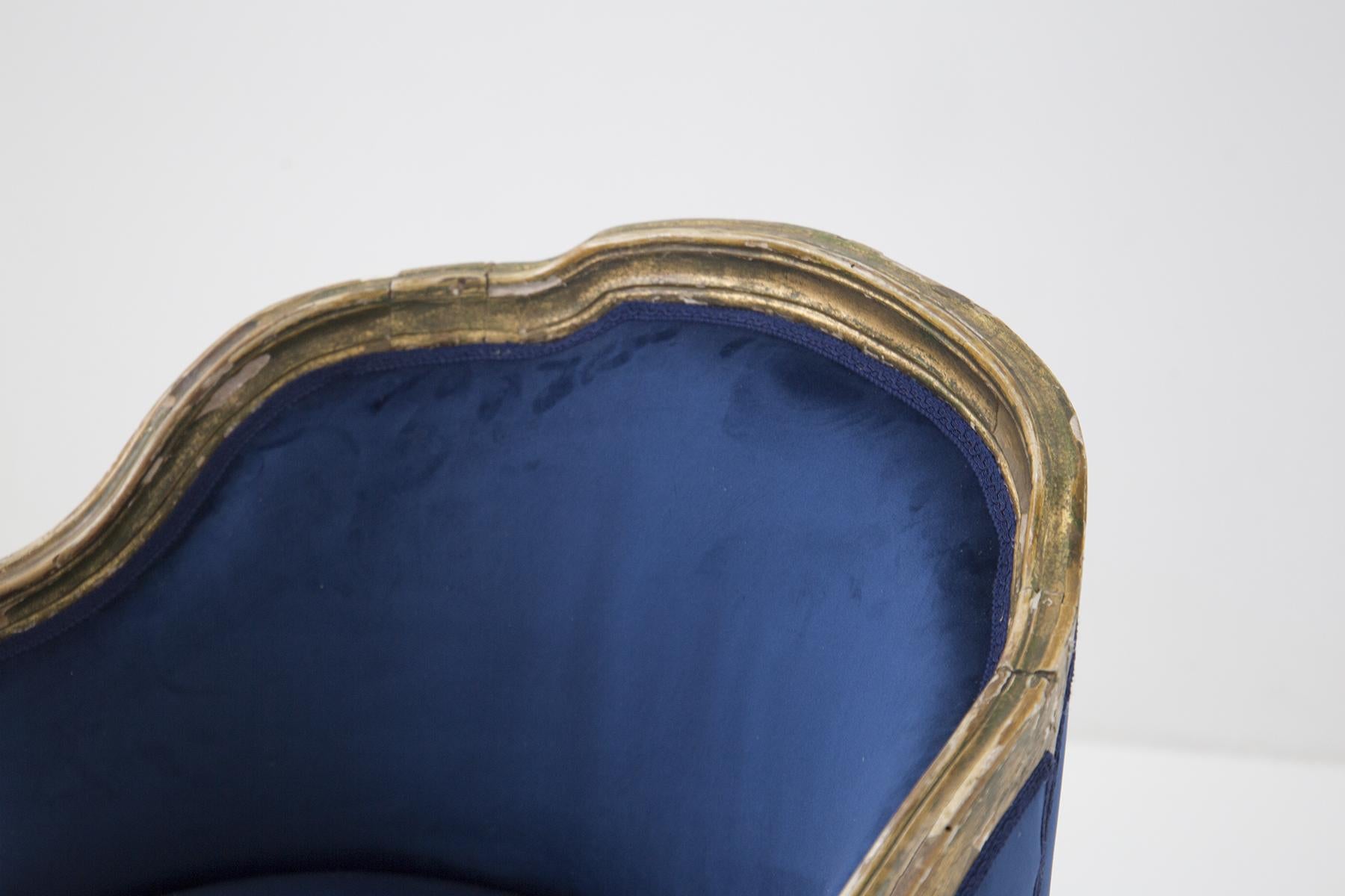 Sessel aus vergoldetem Holz und blauem Samt (Moderne der Mitte des Jahrhunderts) im Angebot