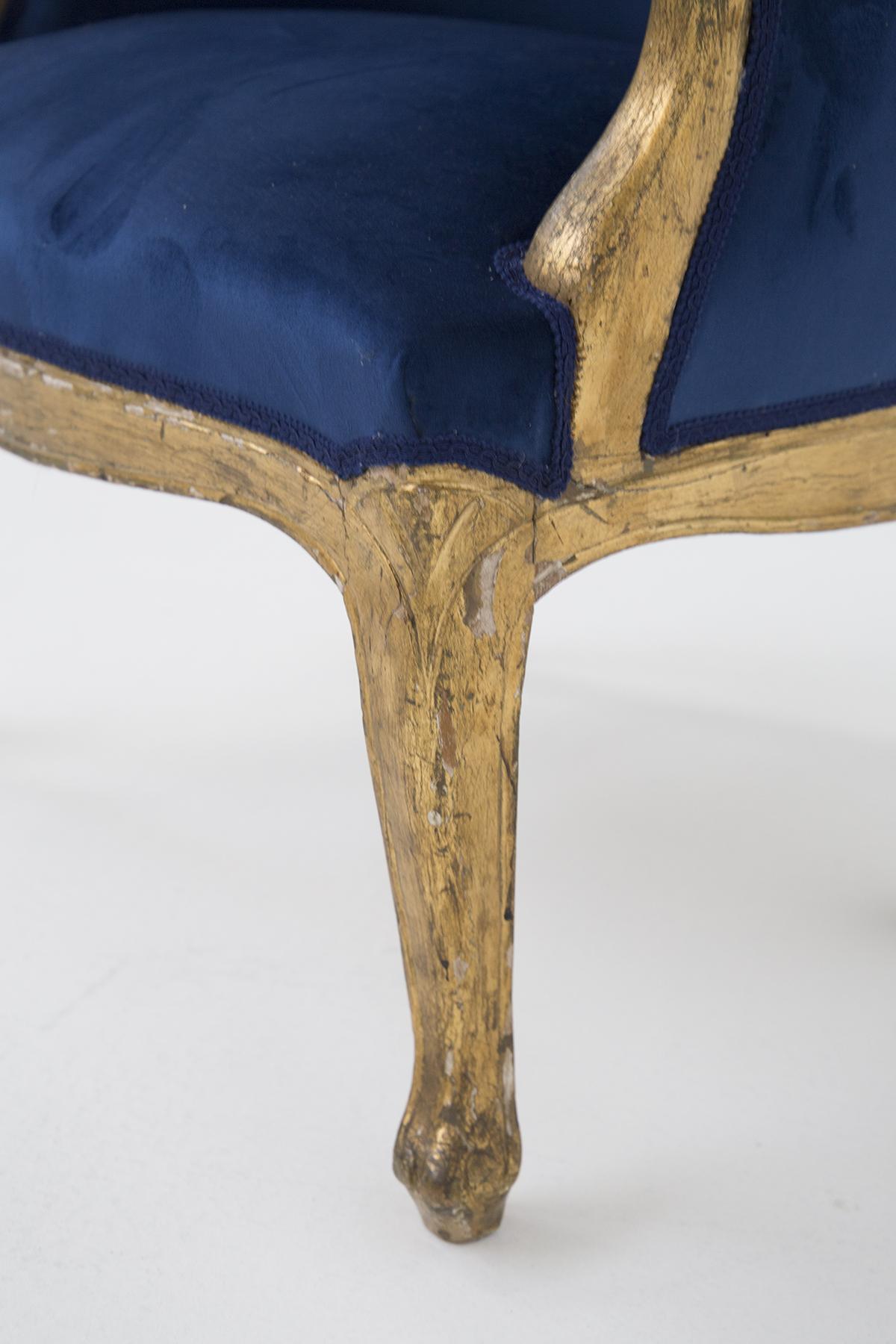 Sessel aus vergoldetem Holz und blauem Samt (Italienisch) im Angebot