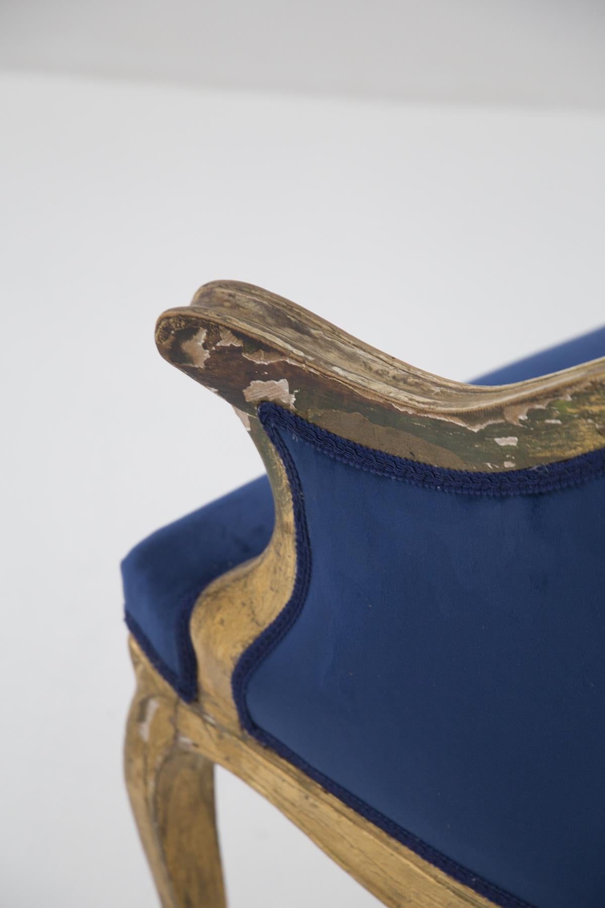 Fauteuil vintage en bois doré et velours bleu Bon état - En vente à Milano, IT