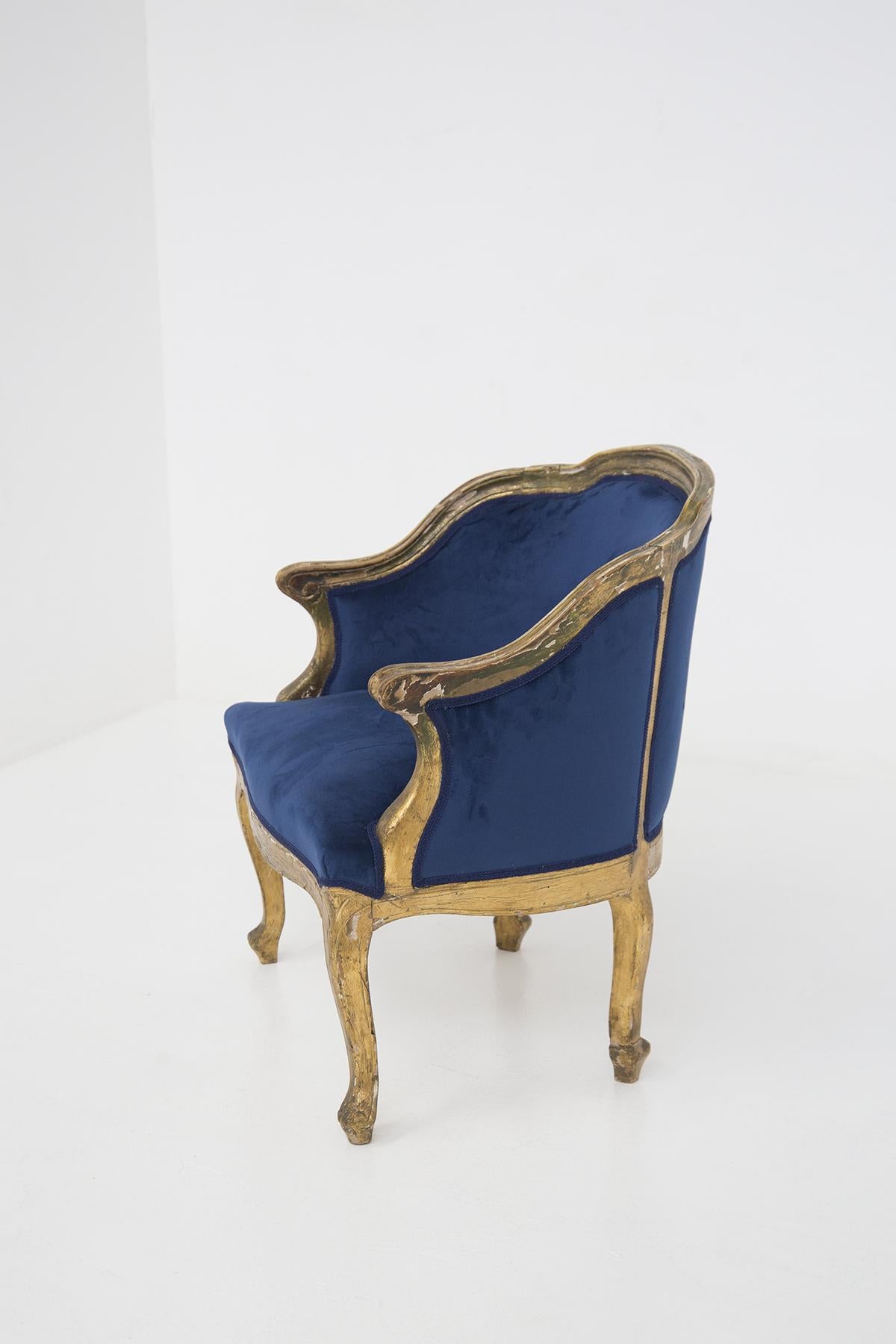 Début du 20ème siècle Fauteuil vintage en bois doré et velours bleu en vente