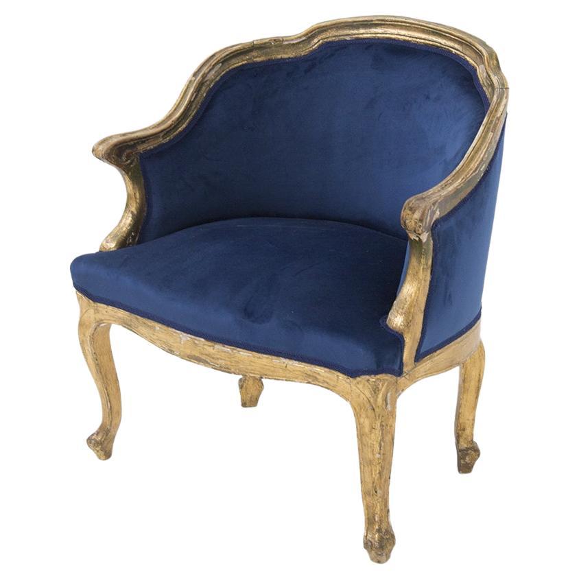 Sessel aus vergoldetem Holz und blauem Samt im Angebot