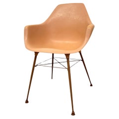 Vintage-Sessel in Lachsrosa auf bronzefarbenem Eiffelsockel