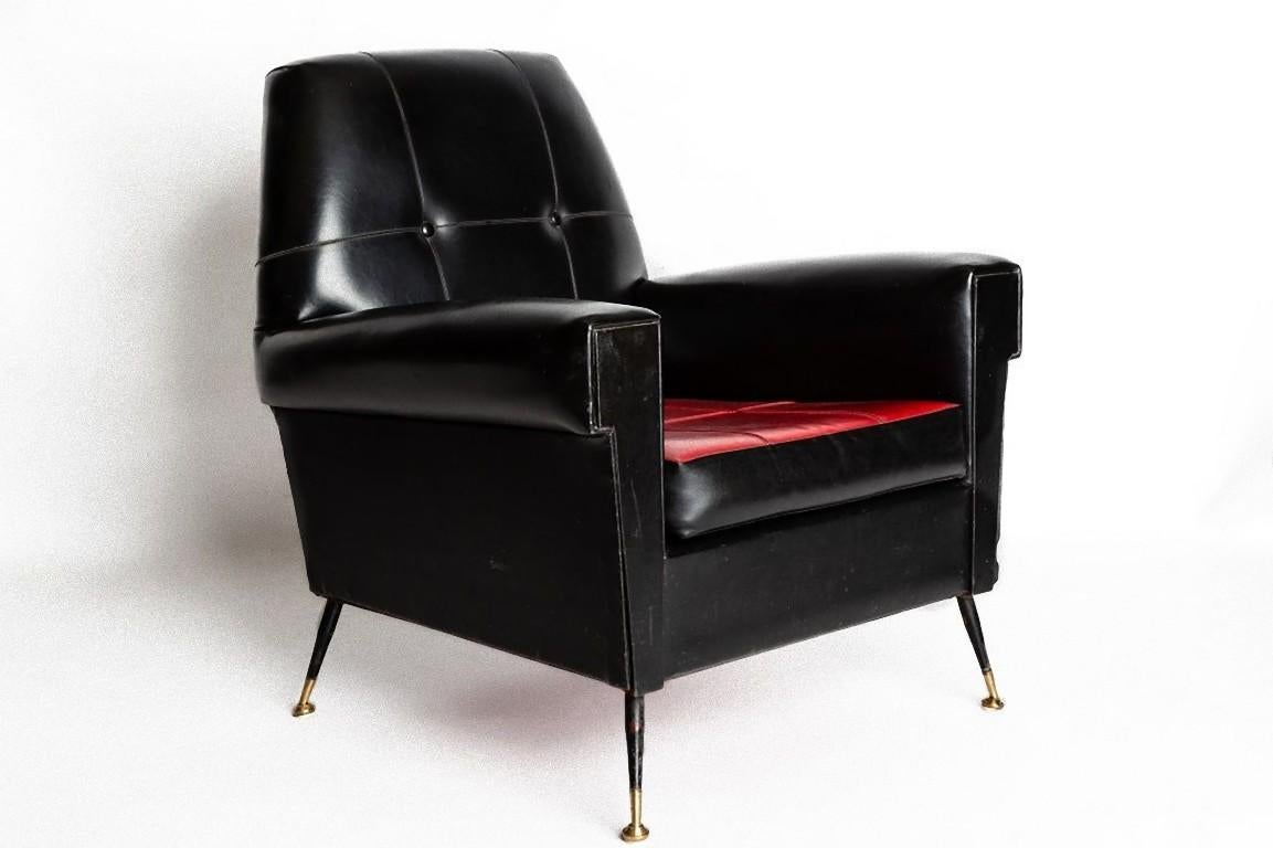 This vintage armchair is a piece of design furniture manufactured in Italy in the 1970s.

Made in black leather with brass legs.

Dimensions: cm 80 x 80 x 80. It is in very good condition for its age.

The design of the seat, back, and arm