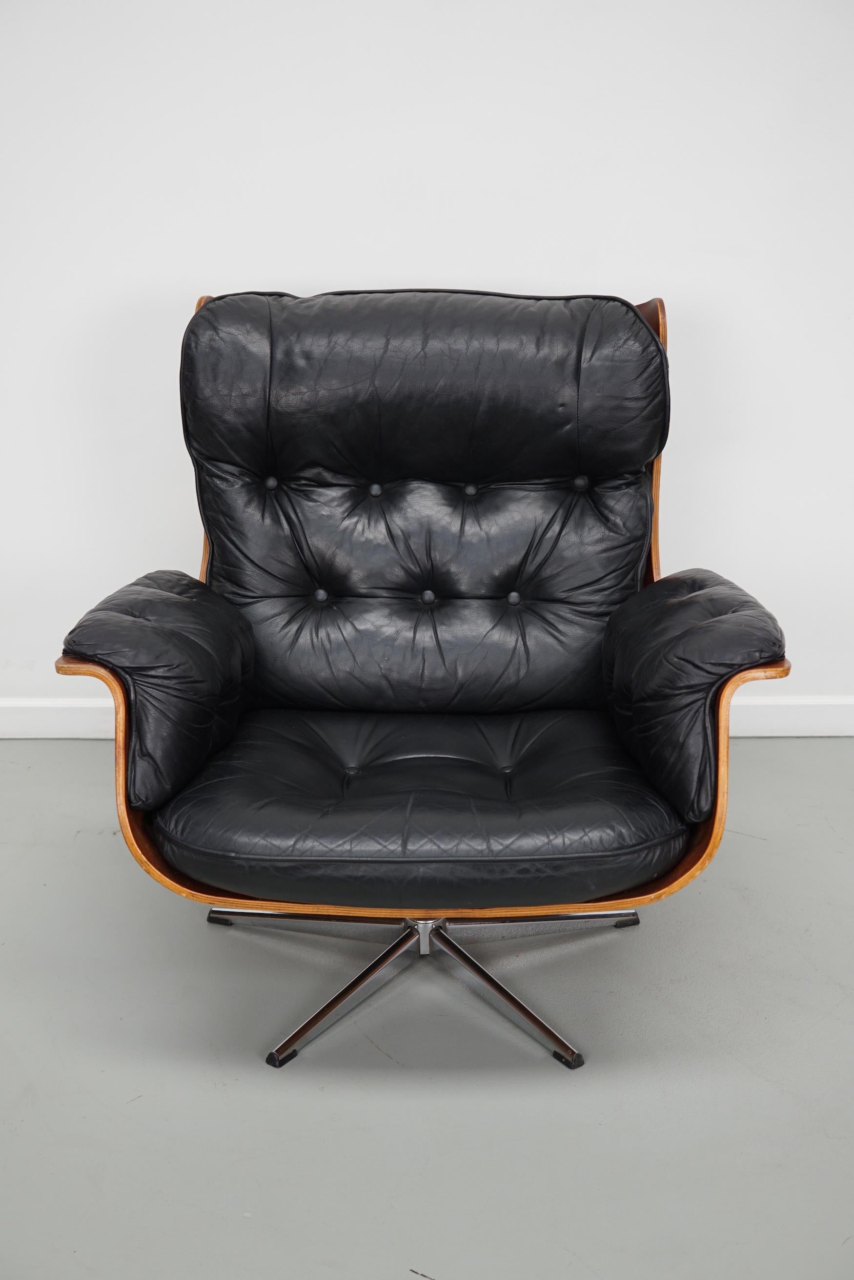 This lounge chair was designed by Martin Stoll and manufactured by Giroflex in Germany around 1960. Designed in style of the lounge chair by Charles & Ray Eames, however it has it's own style. It remains in very good, vintage condition with minor