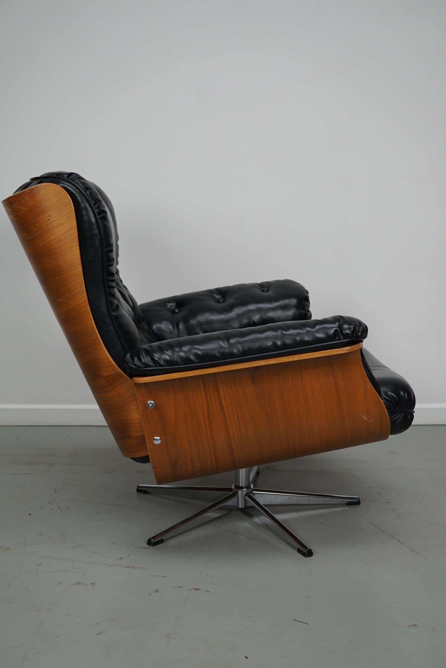 This lounge chair was designed by Martin Stoll and manufactured by Giroflex in Germany around 1960. Designed in style of the lounge chair by Charles & Ray Eames, however it has it's own style. It remains in very good, vintage condition with minor