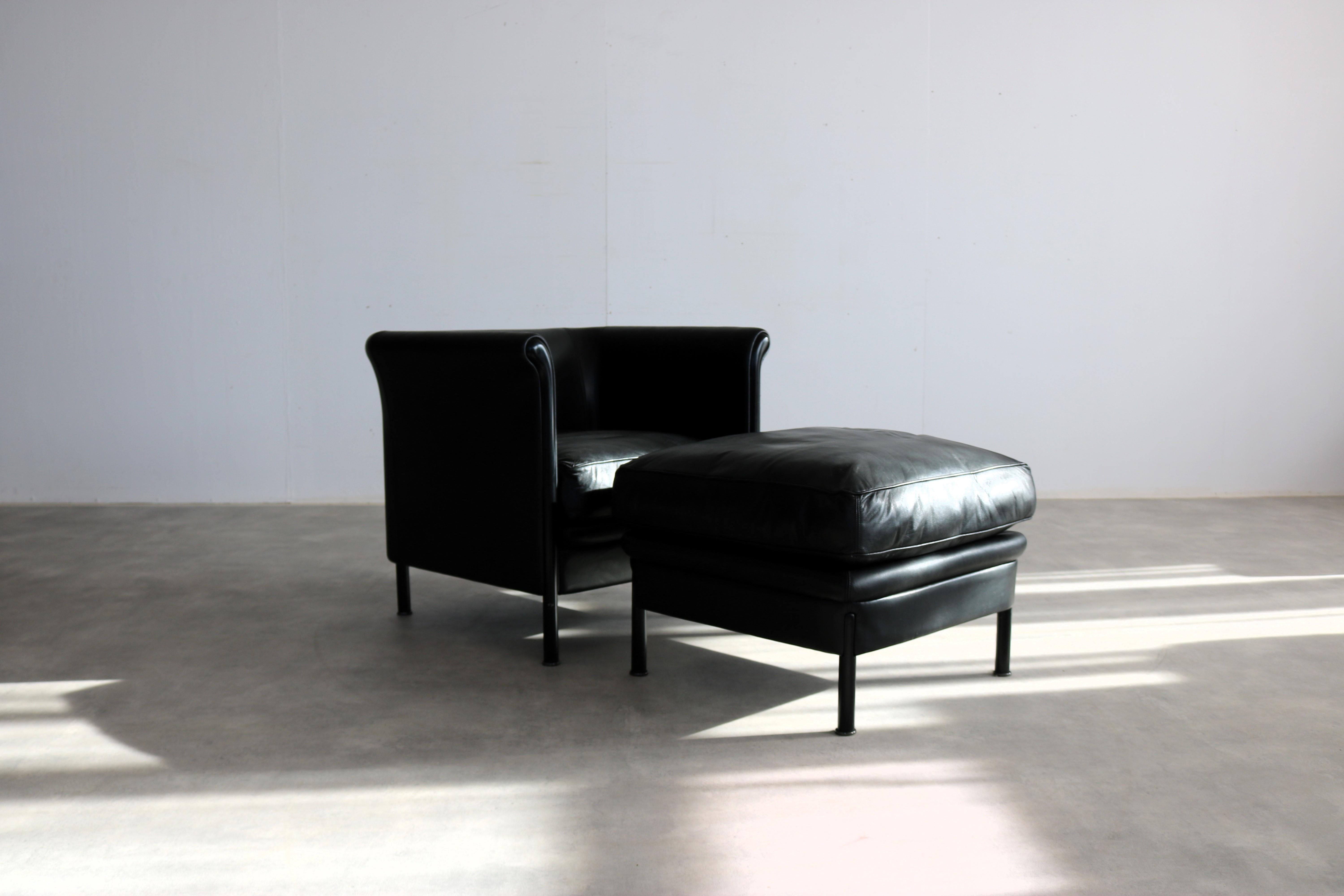 Vintage-Sessel + Ottomane  Sitzecke  A. Citterio  Moroso

Zeitraum  80s
Entwurf  Antonio Citterio's  Moroso  Italien
Bedingung  gut  leichte Gebrauchsspuren
Größe Sofa  68 x 80 x 70 (HxBxT) Sitzhöhe 44 cm; 
Größe Ottomane  44x62x62 

Details  Leder;