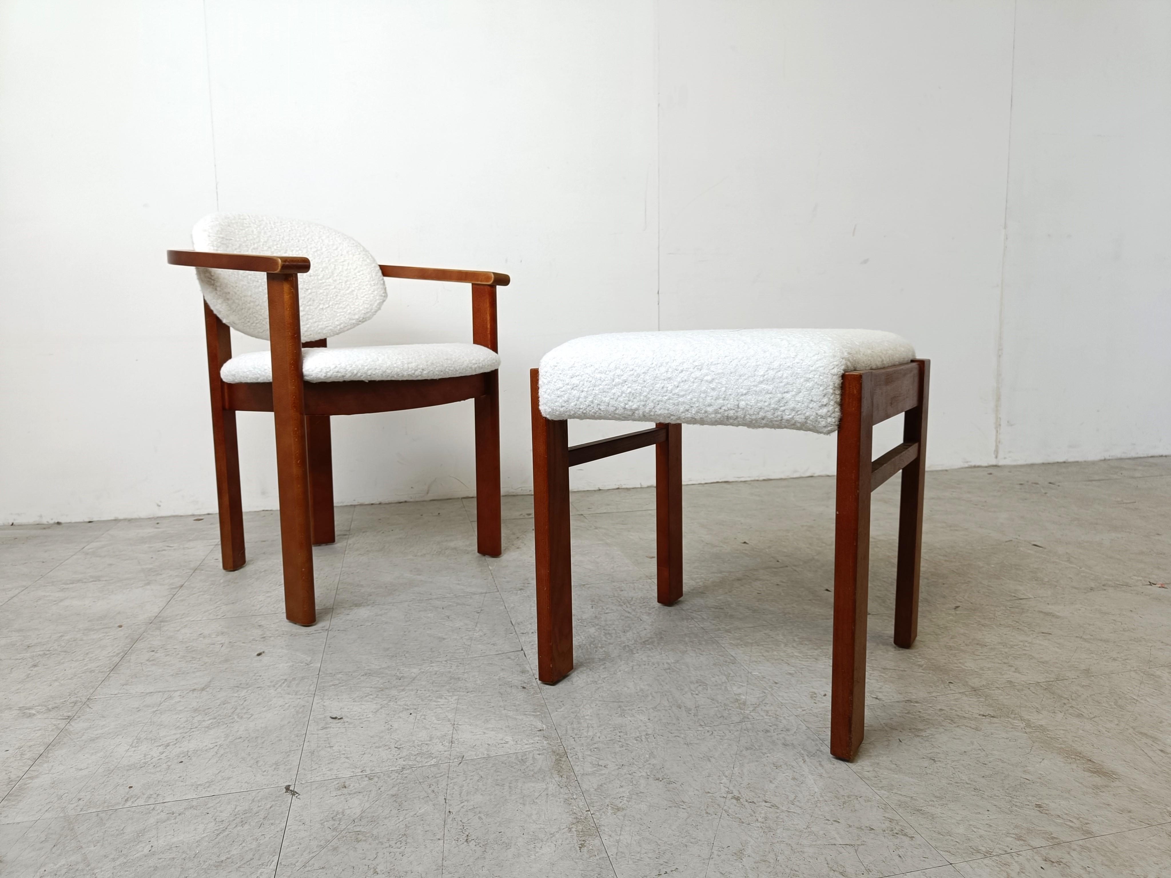 Sillón vintage con reposapiés, años 60 mediados del siglo XX en venta