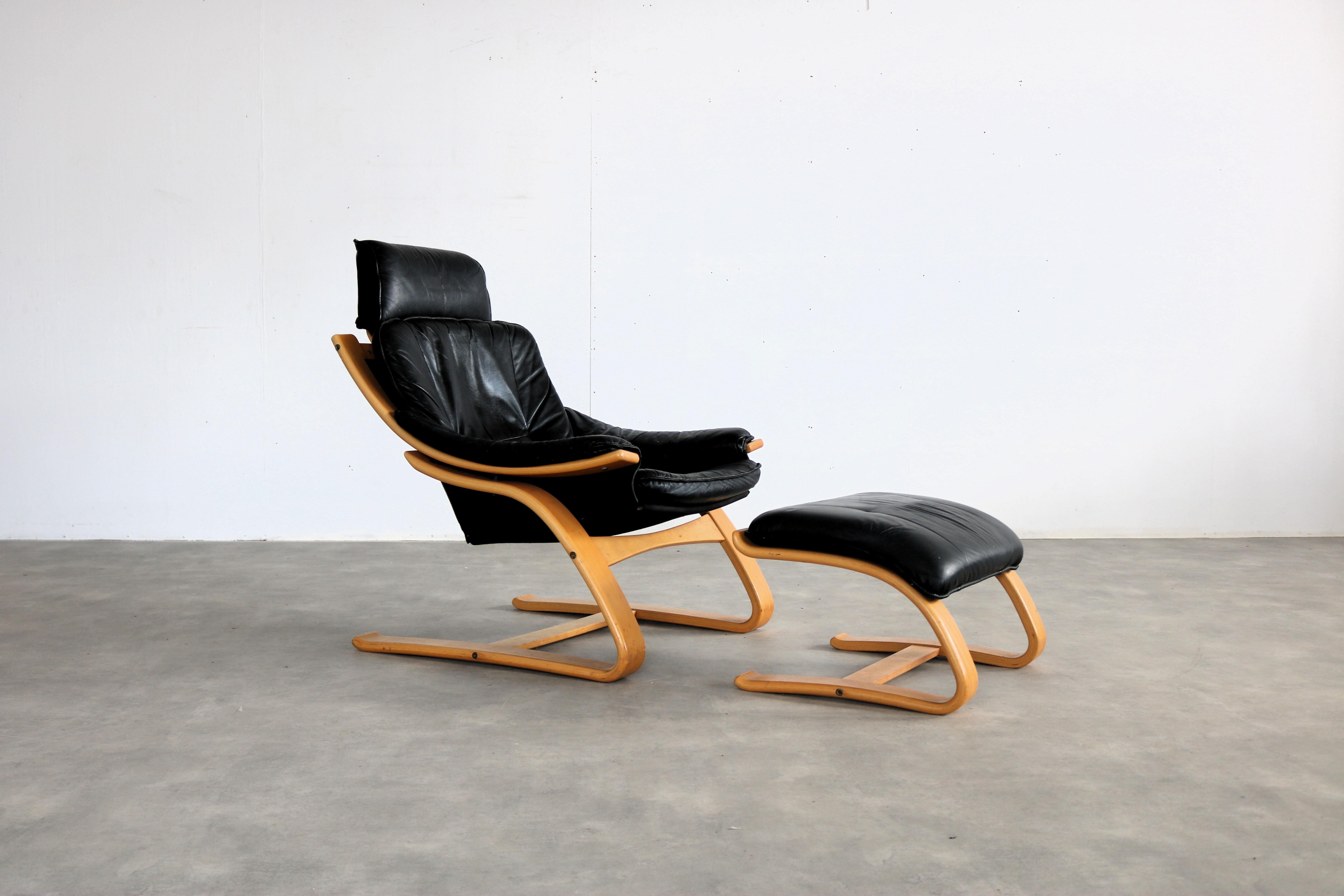 Sillón vintage con otomana  butaca  1970s  Sueco

Periodo  1970s
Diseño  Estilo Svend Skipper  Suecia
Condición  Bueno con pequeños signos de desgaste/patina
Talla  96 x 77 x 90 cm (alto x ancho x fondo) Altura del asiento 44 cm

Detalles  Madera de