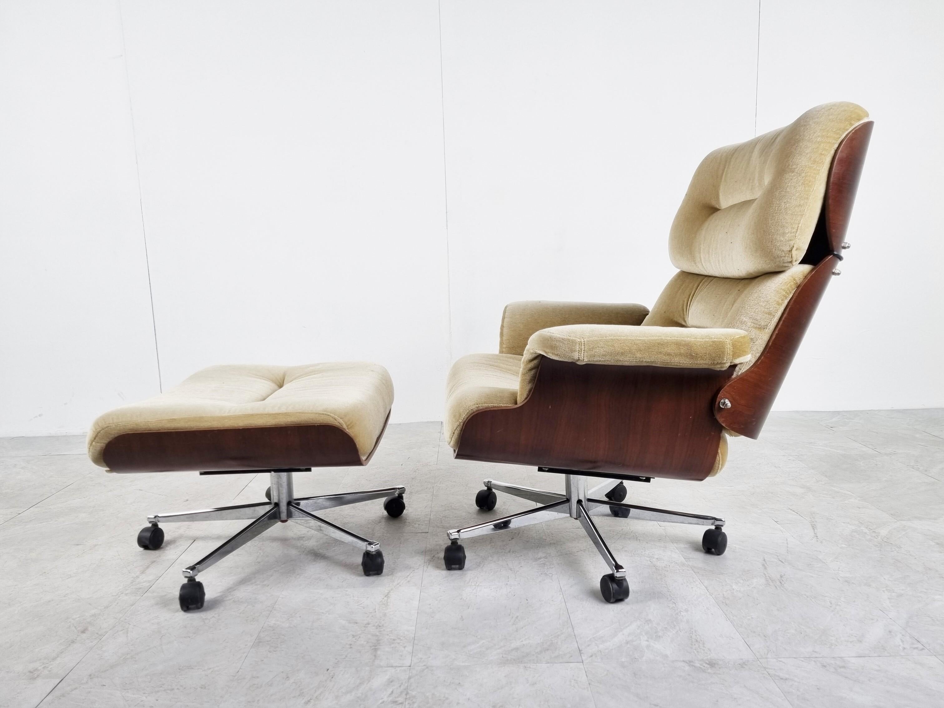 Vintage Armchair with Stool by Martin Stoll for Giroflex, 1960s In Good Condition In Leuven, Vlaams Gewest