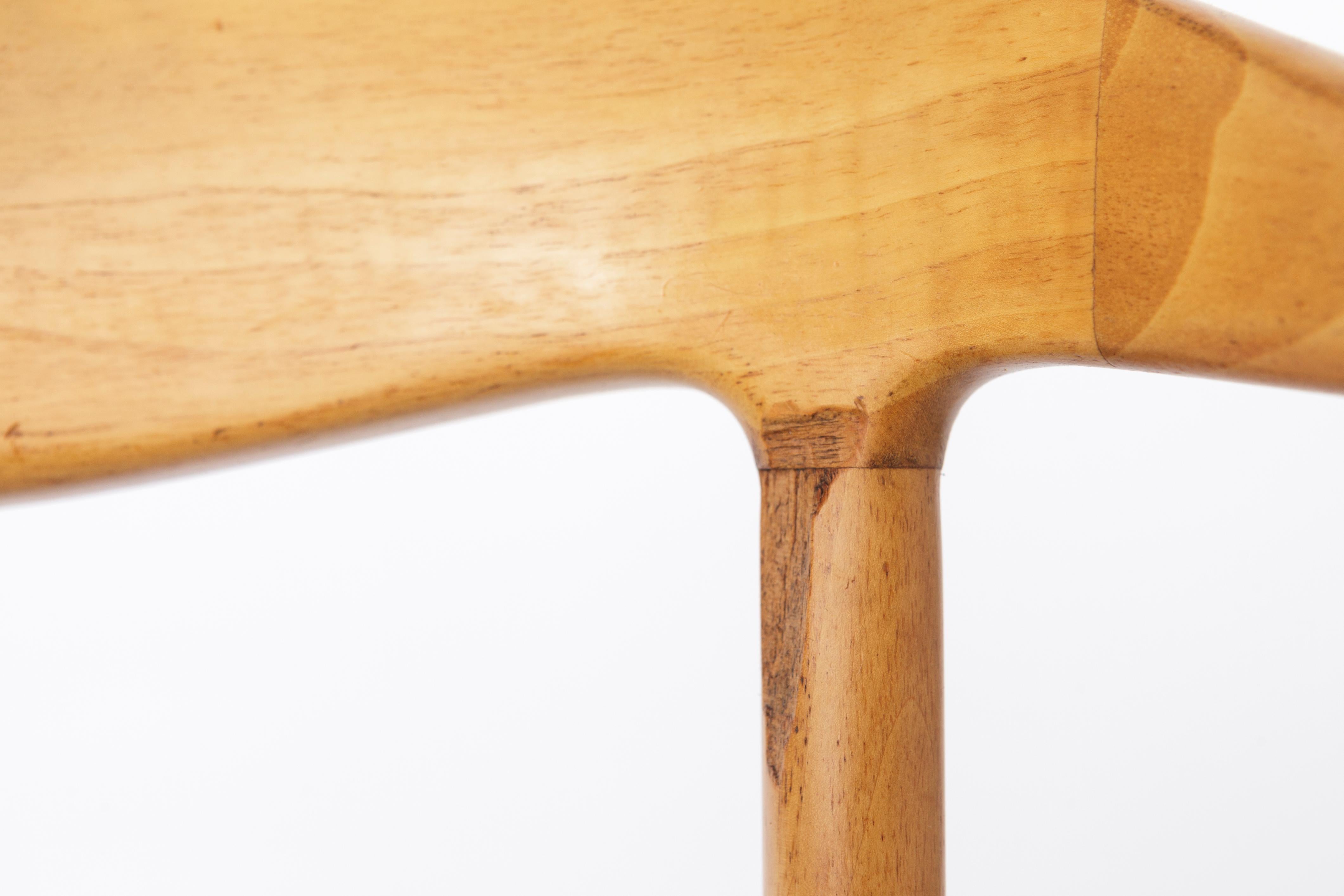 Vintage Amchairs aus der Mitte des Jahrhunderts. Unbekannter Hersteller. 
Die Holzart ist wahrscheinlich Nussbaum. 
Hervorragend geeignet als Esszimmerstuhl oder Schreibtischstuhl

Guter Vintage-Zustand. Stabiler Holzrahmen. Aufgearbeitet und geölt.