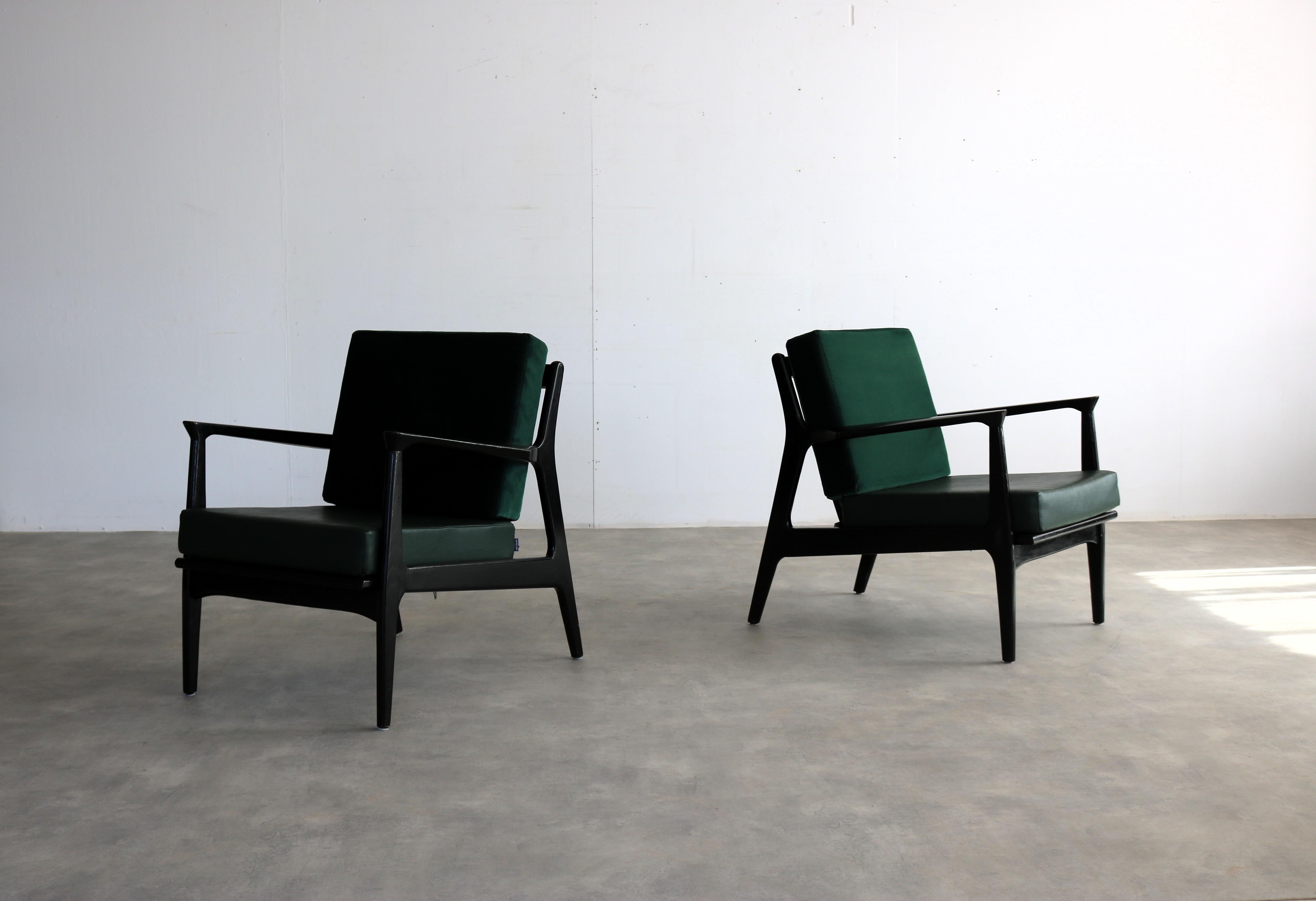 Fauteuils vintage  fauteuils  Fauteuils 60s 

période  60s
Design/One  inconnu
condition  bon  légers signes d'utilisation  Les cadres sont peints en noir ;
taille  85 x 72 x 90 (hxbxd) hauteur du siège 44 cm ;

détails  teck ; rembourrage ; 2