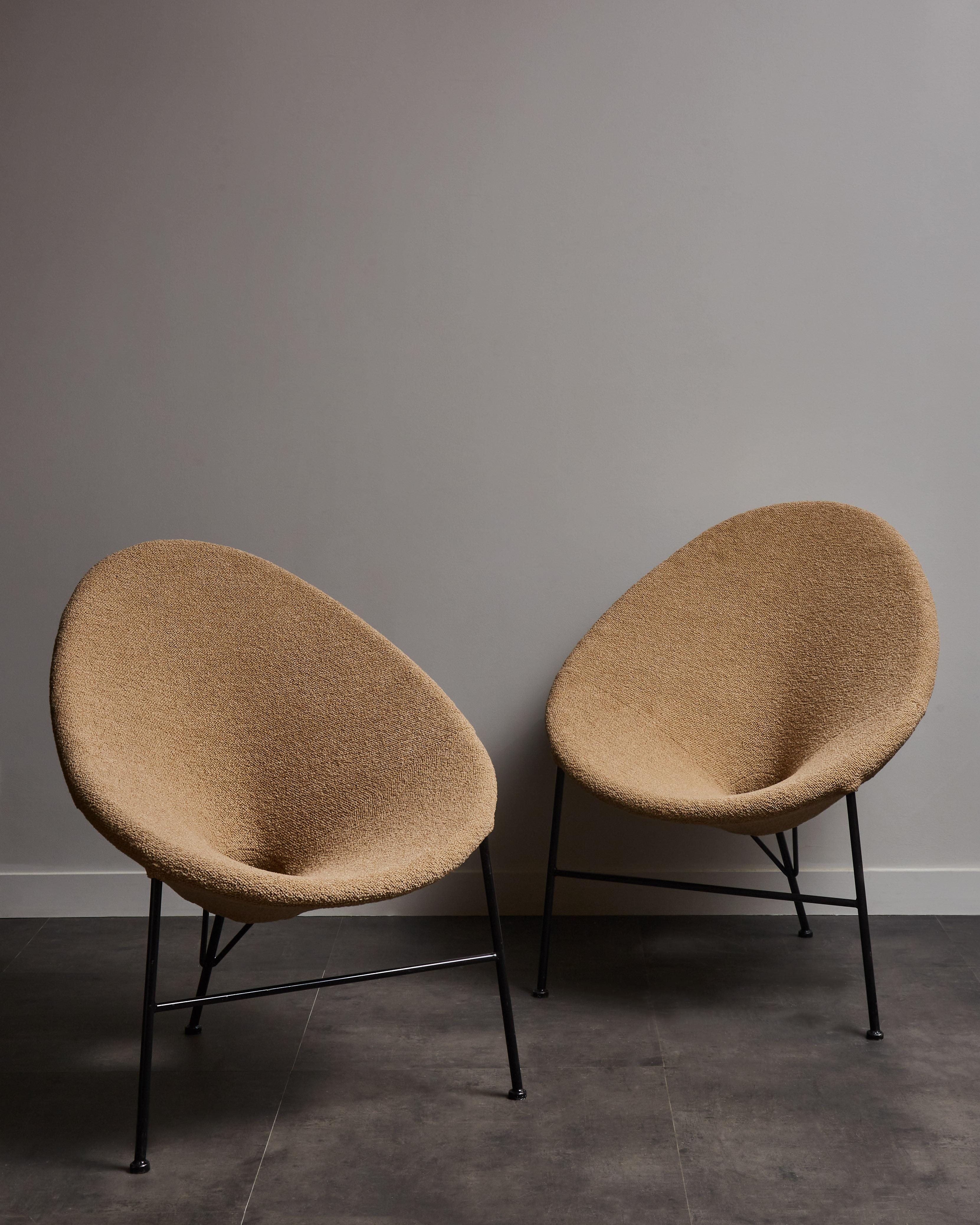 Pair of vintage armchairs entirely restored ad reupholstered with a bouclette beige bouclette fabric.
Italy, 1970s.