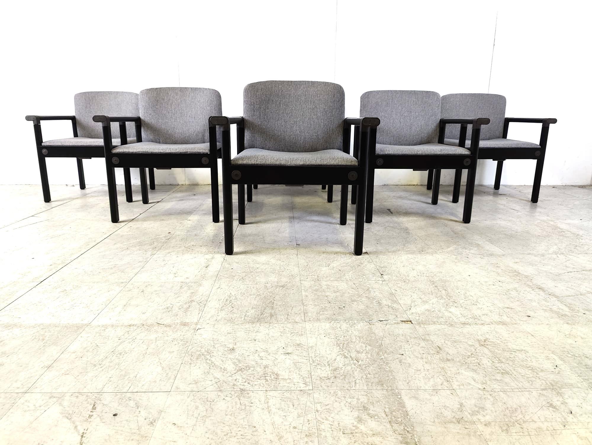 Ensemble de 6 fauteuils conçus par Gerd Lange dans les années 1970.

Fabriqué à partir de cadres en bois ébonisé et de coussins gris nouvellement rembourrés.

Des pièces intemporelles, des couleurs neutres, pour s'adapter à tous les