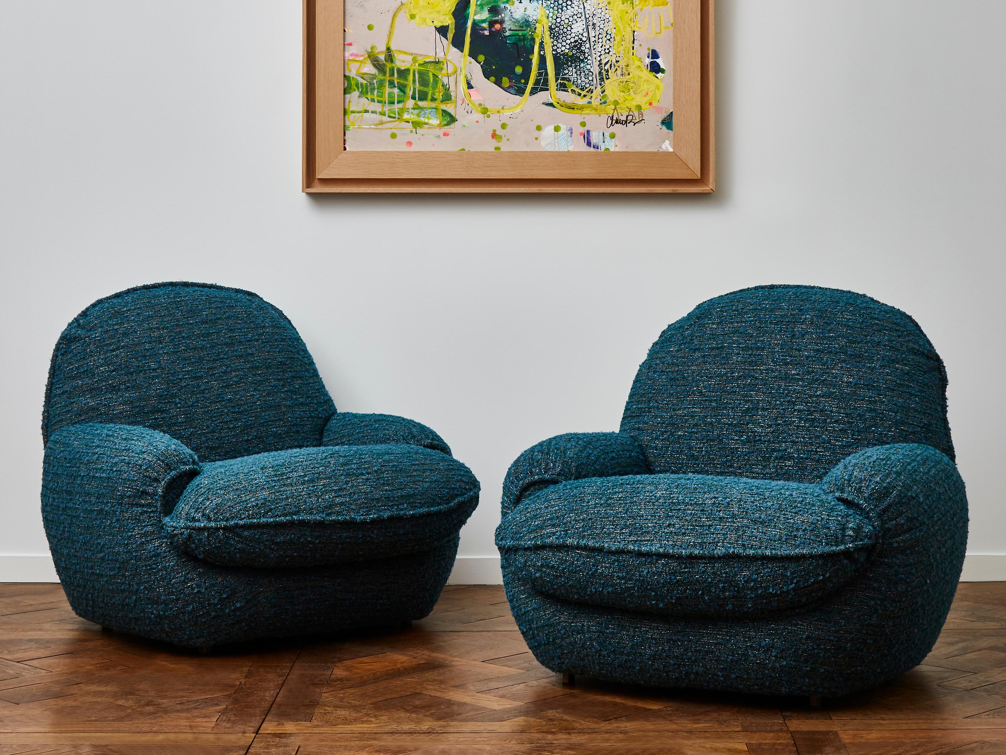 Beautiful pair of vintage armchairs entirely restored and reupholstered with a fabric by Pierre Frey.
Italy, 1970s.