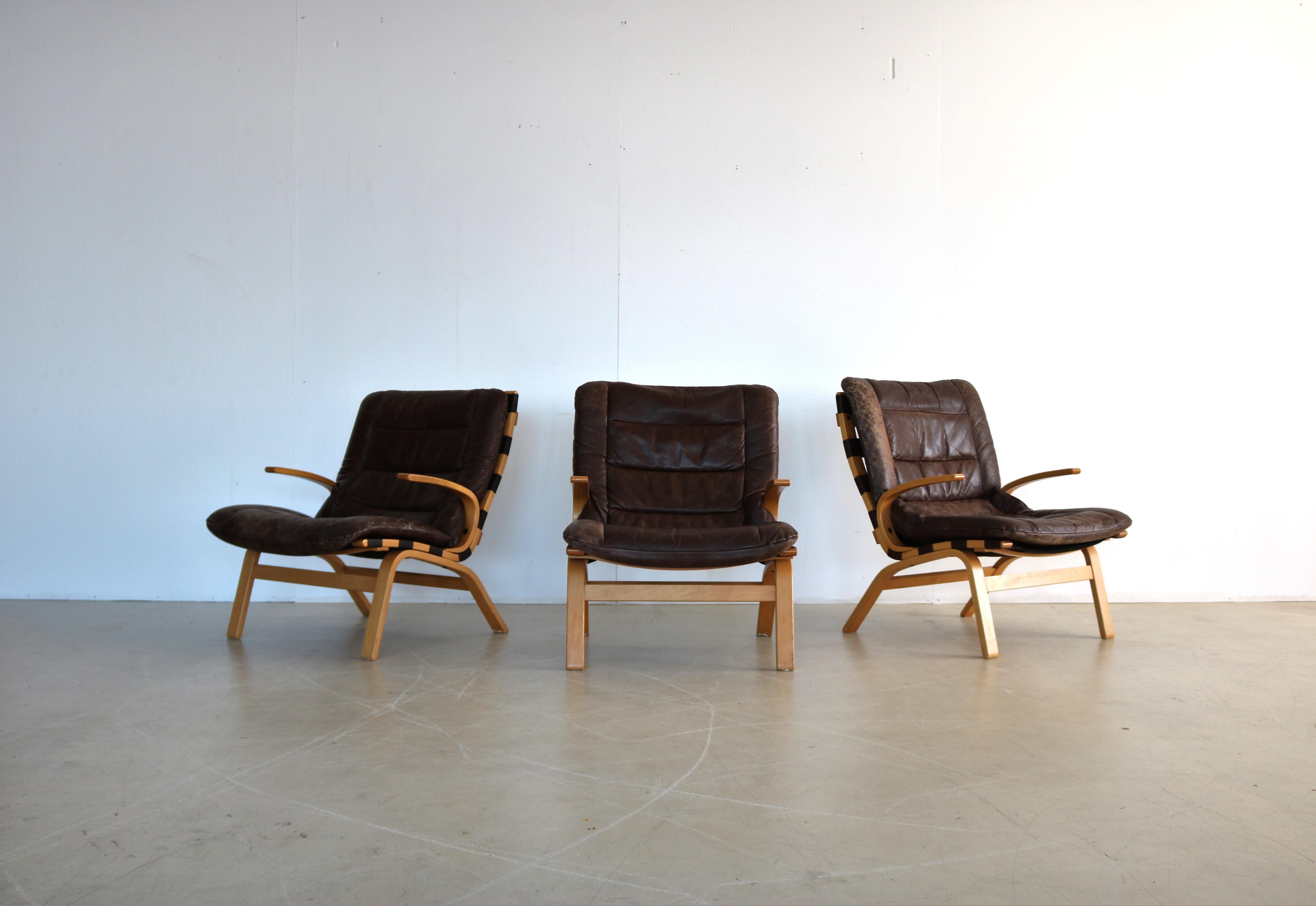 Vintage Armchairs  hove mobler  skyline chair  Danish

period  60's
designs  einar hove  hove mobler  skyline  Denmark
conditions  good  light signs of use
size  80 x 64 x 80 (hxwxd) seat height 45 cm.

Details  rosewood; leather; 3 available; price