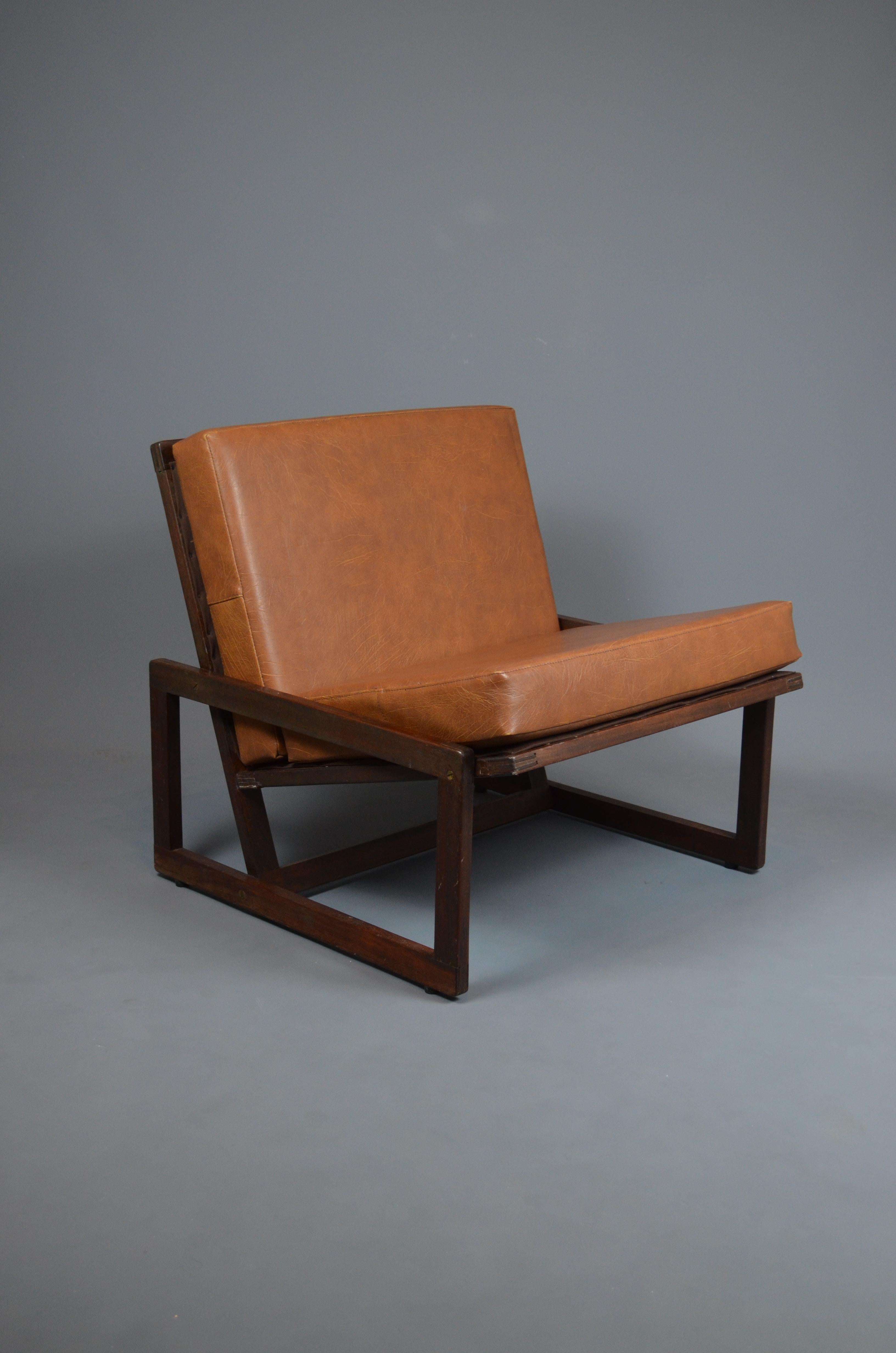 El sillón, probablemente diseñado a finales de los años sesenta o principios de los setenta, se inspira en el famoso modelo Carlottamodel de Afra & Tobia Scarpa para Cassina. Con sus atrevidas líneas geométricas y sus cómodos asientos, es una pieza