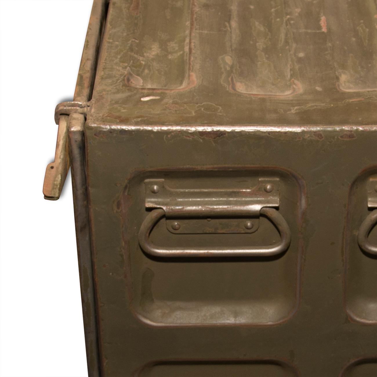 Boîte en métal de l'armée vintage, commode et coffre à tiroirs, années 1950 en vente 1