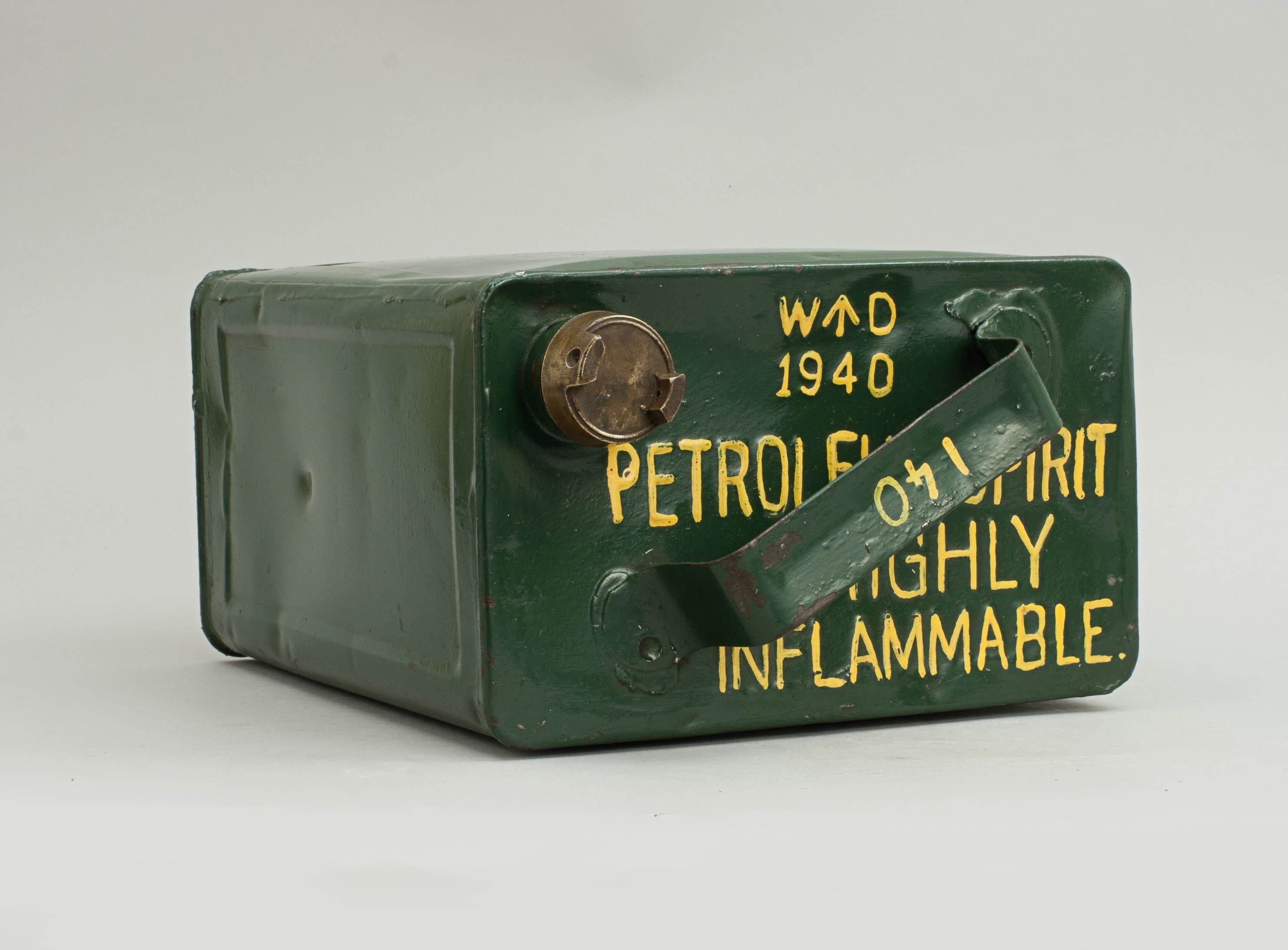 Vintage Army Metal Petrol Can In Good Condition For Sale In Oxfordshire, GB