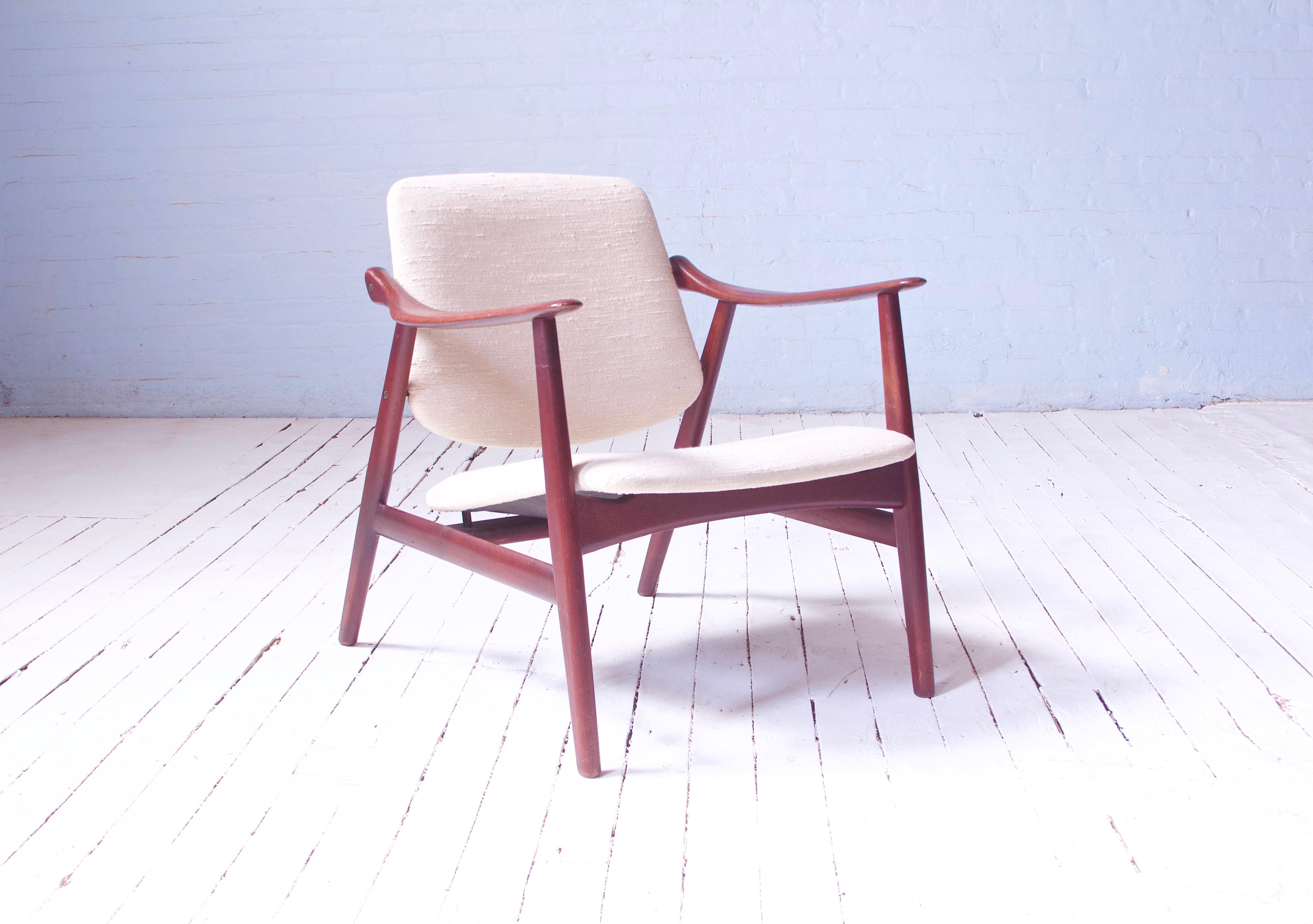 Ein schöner und dynamisch proportionierter Lounge- oder Sessel, der Arne Hovmand-Olsen zugeschrieben wird und von der Mogens Kold Møbelfabrik hergestellt wurde (Metallstempel des Herstellers auf der Unterseite), in geschnitztem Teakholz und