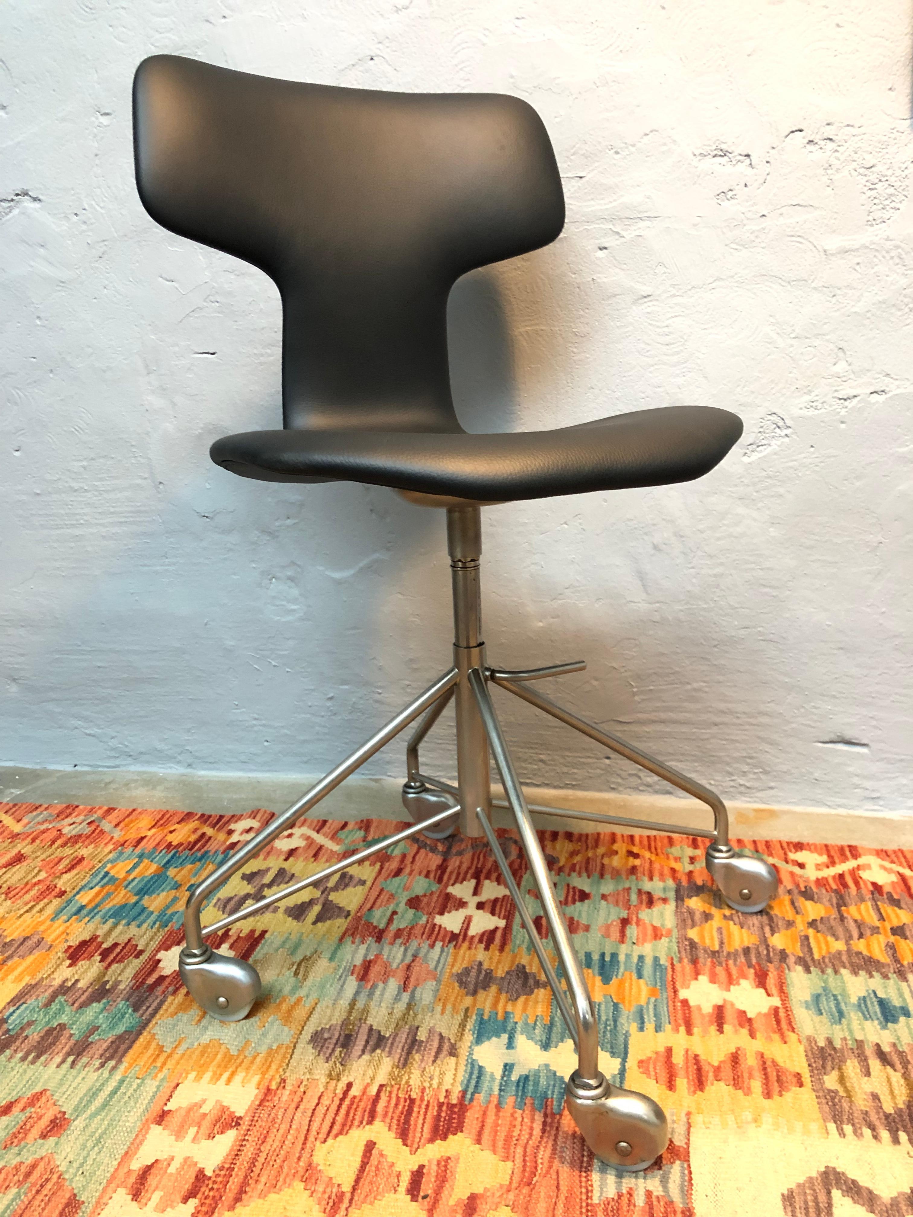A vintage 3113 series one hammer office chair by Arne Jacobsen for Fritz Hansen of Denmark from the late 1950s. 
This chair has been completely refurbish. 
The wheels have been dismantled and missing ball bearings replaced and greased.