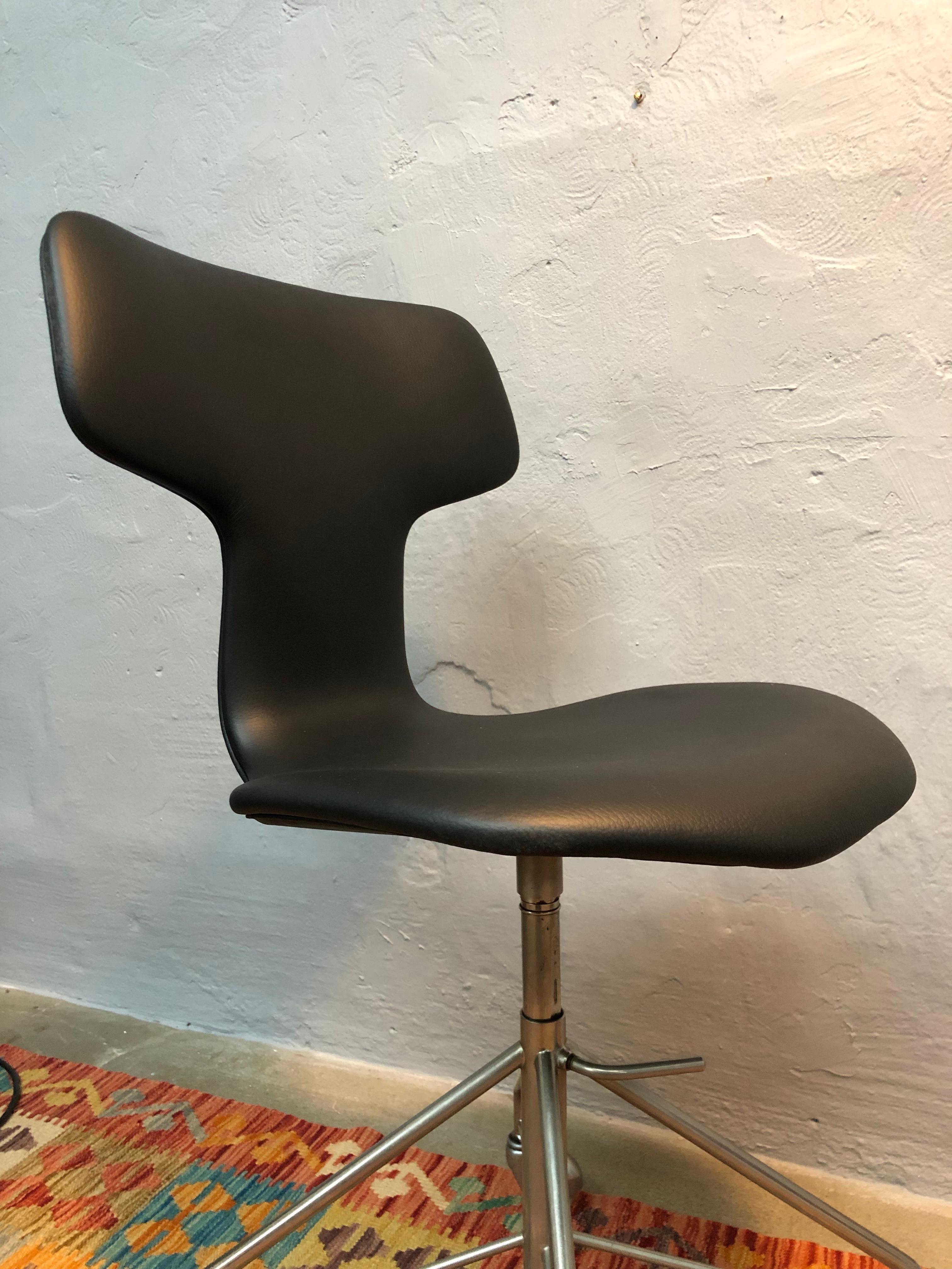 Mid-Century Modern Vintage Arne Jacobsen 3113 Hammer Office Chair For Sale