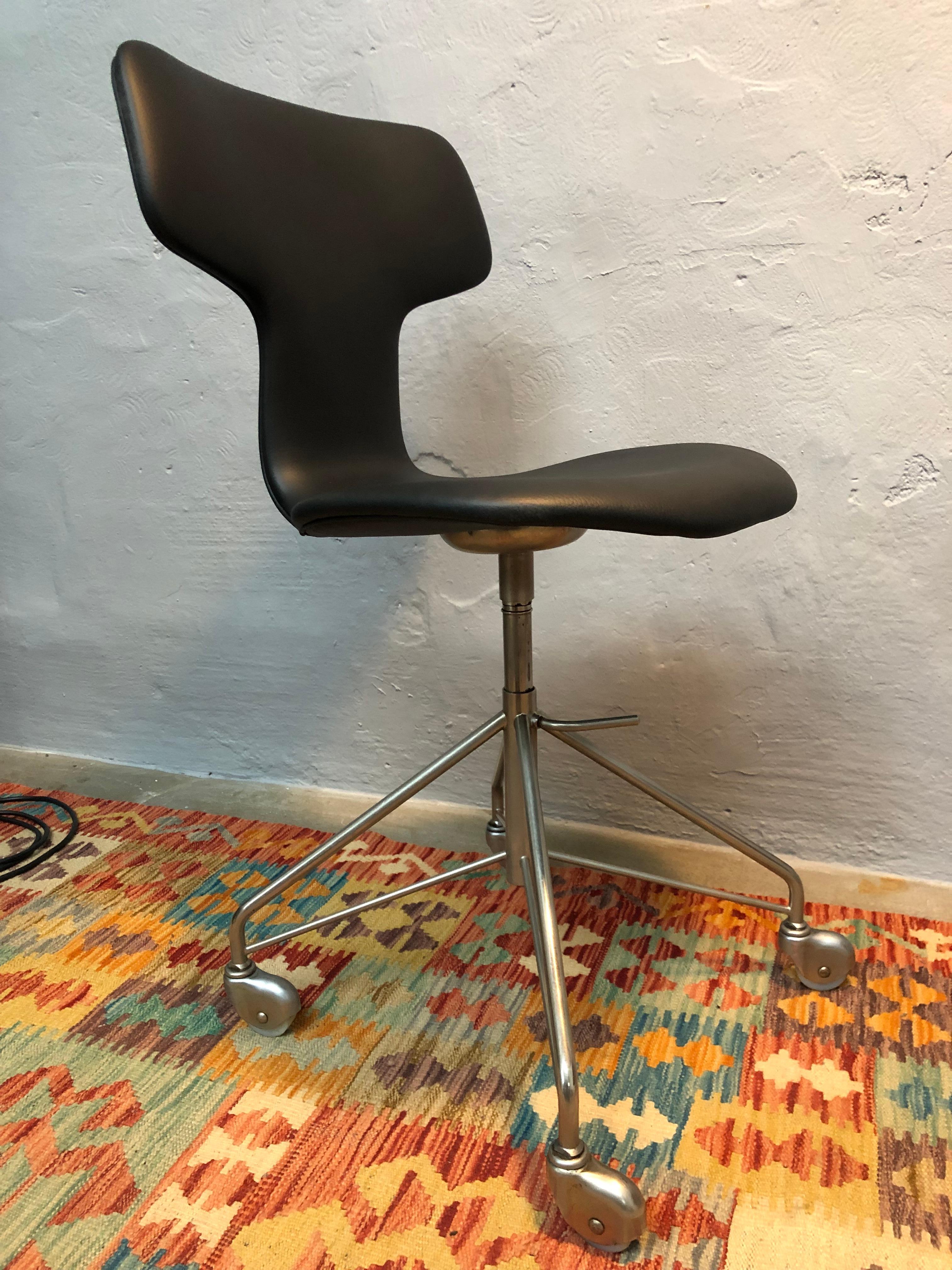 Danish Vintage Arne Jacobsen 3113 Hammer Office Chair For Sale