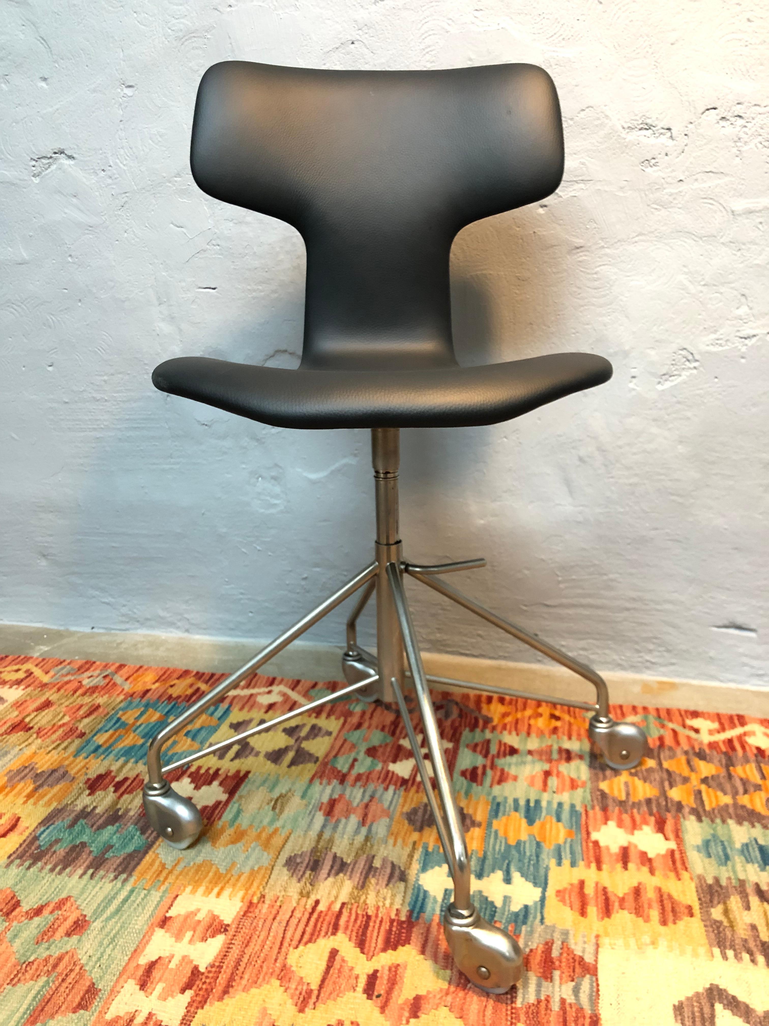 Hand-Crafted Vintage Arne Jacobsen 3113 Hammer Office Chair For Sale