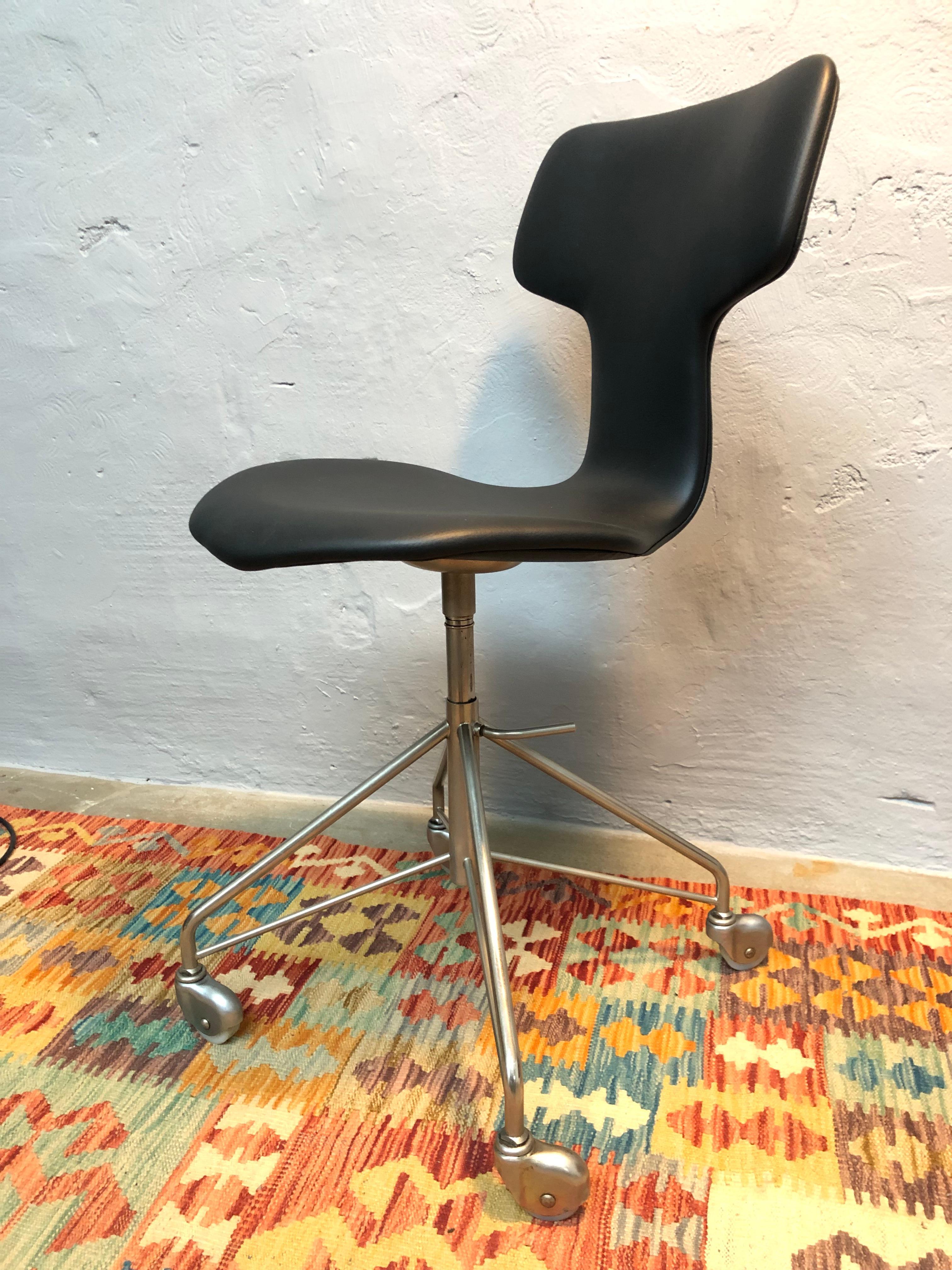 Vintage Arne Jacobsen 3113 Hammer Office Chair In Good Condition For Sale In Søborg, DK