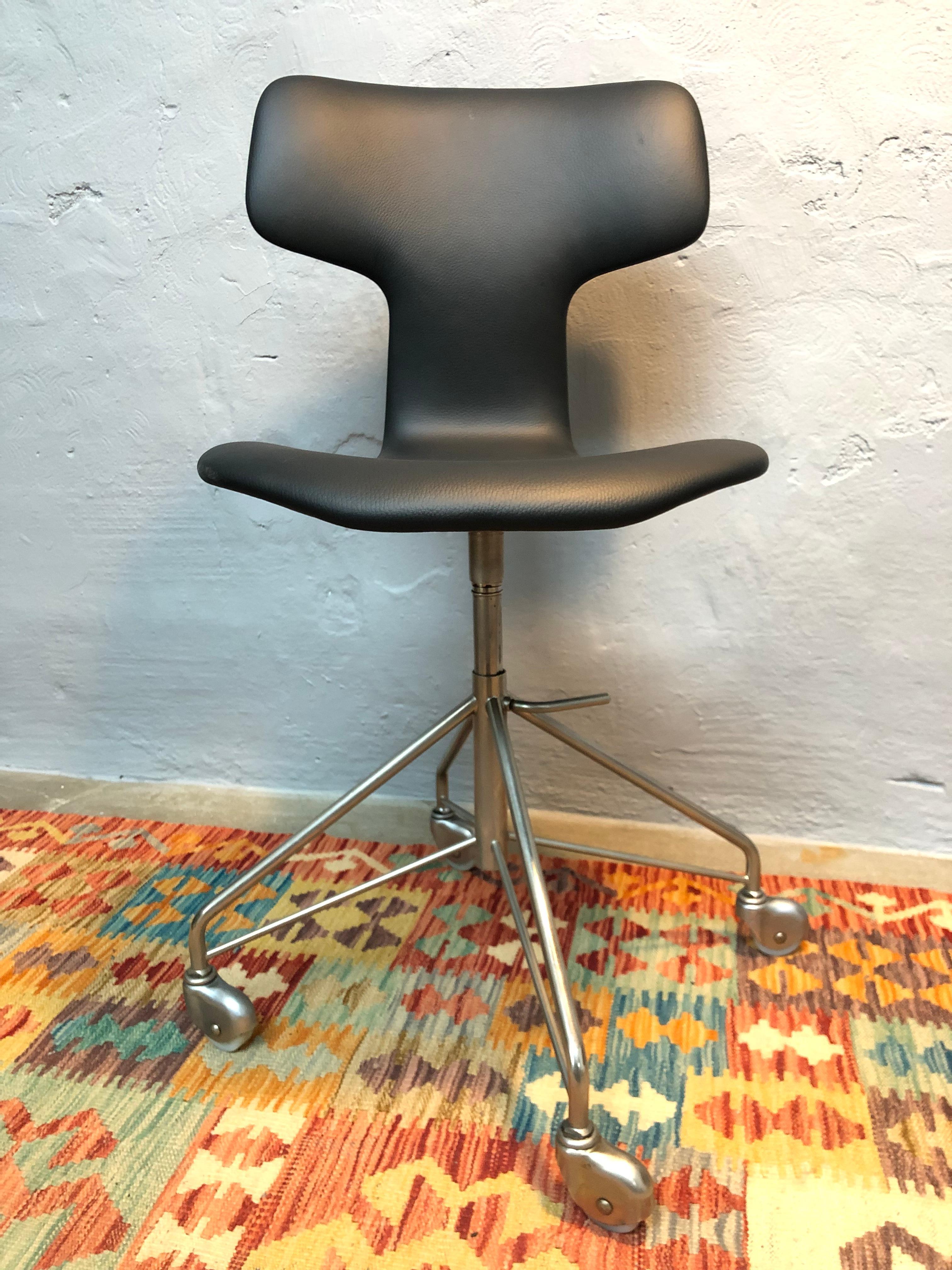 Mid-20th Century Vintage Arne Jacobsen 3113 Hammer Office Chair For Sale