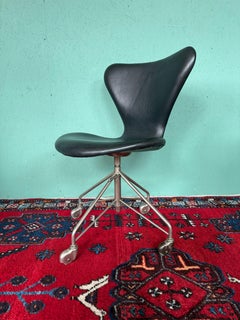 Vintage Arne Jacobsen 3117 Bürostuhl aus schwarzem Leder