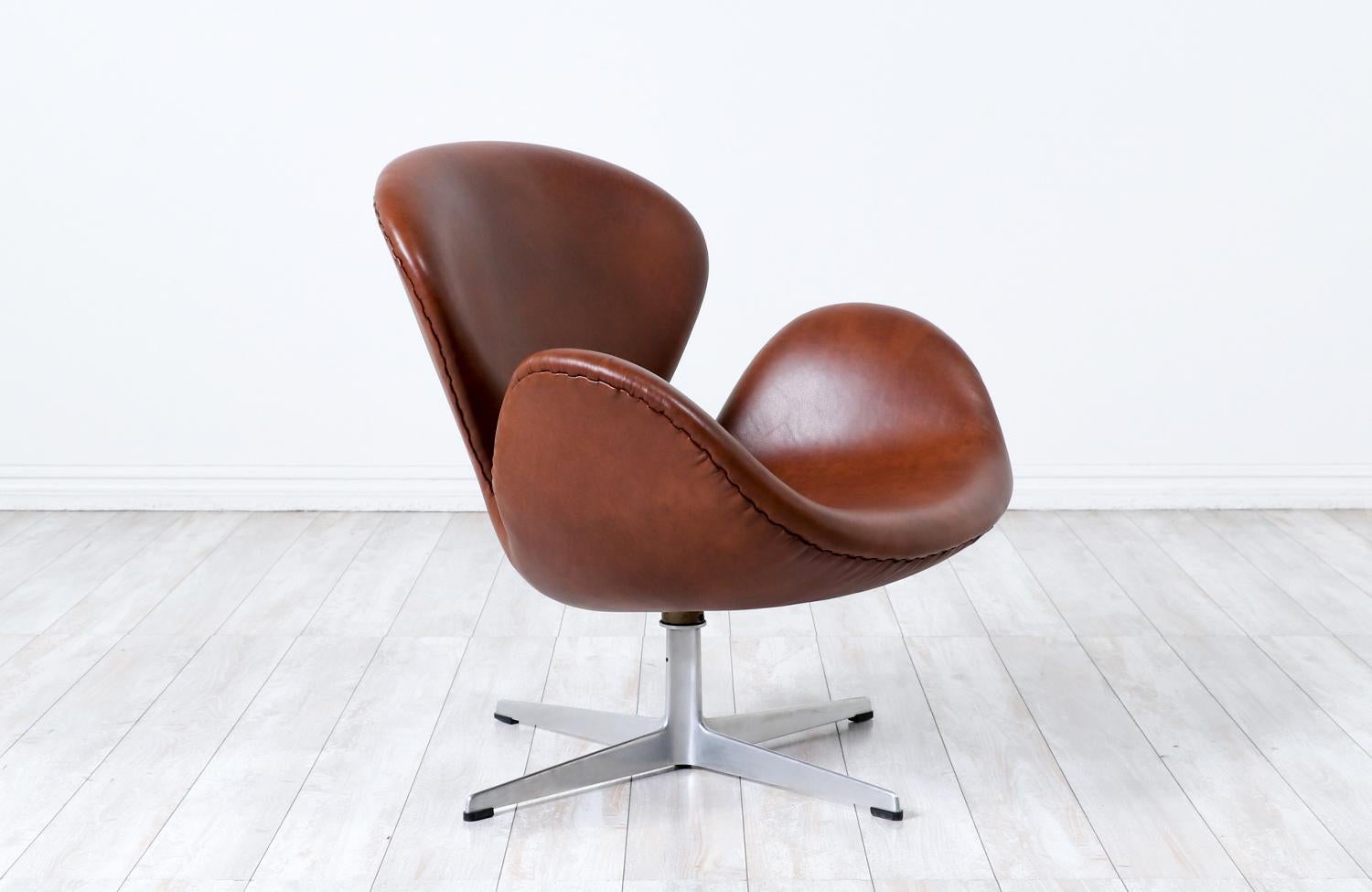 Cognacfarbener Vintage-Lederstuhl „Swan“ von Arne Jacobsen für Fritz Hansen (Moderne der Mitte des Jahrhunderts) im Angebot