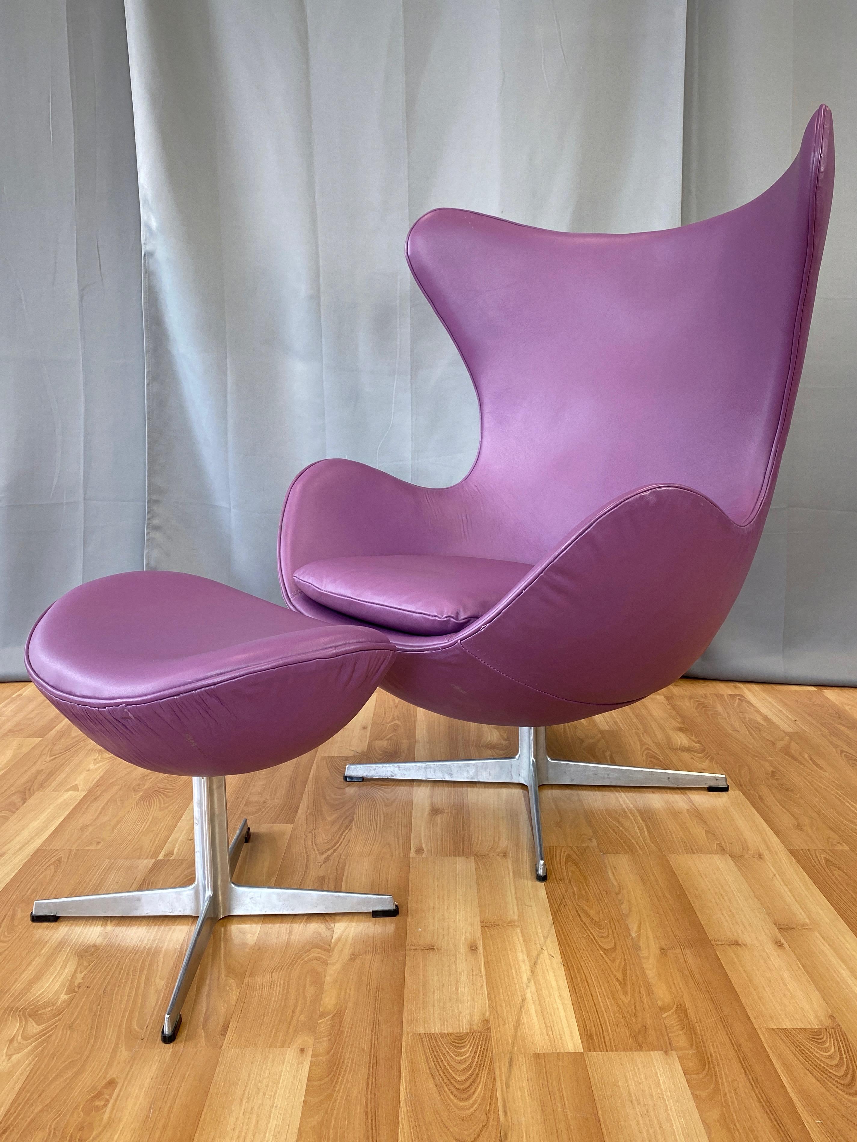 A vintage purple leather model 3316 Egg chair with matching model 3127 footstool by Arne Jacobsen for Fritz Hansen. 

Designed in 1958 for the SAS Royal Hotel in Copenhagen, we believe this set dates from the 1960s. Purple leather upholstery is