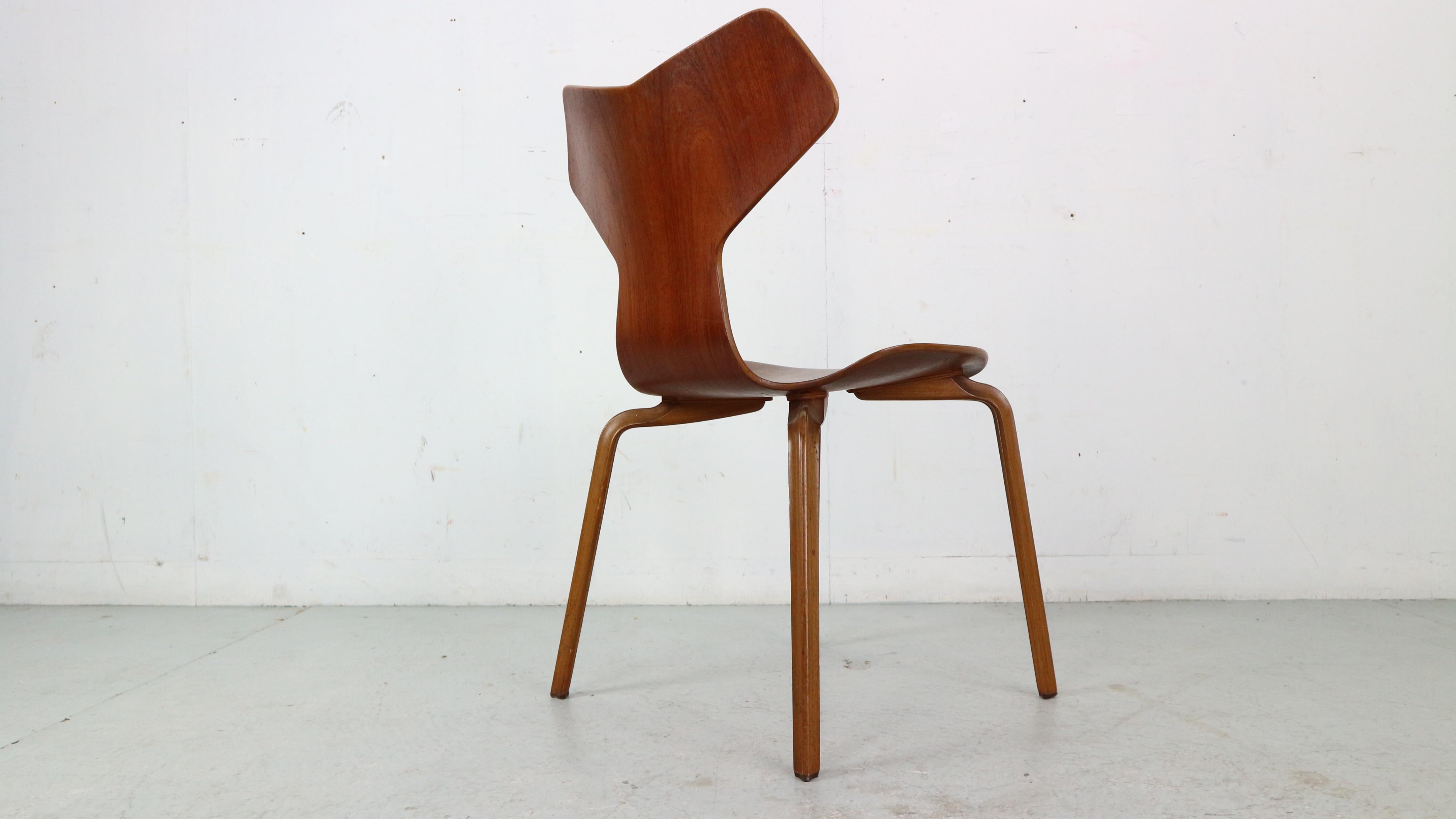 The Grand Prix chair from 1957 is the only shell chair by Arne Jacobsen that was not designed with steel legs.
The chair, which is made entirely in wood, represents Arne Jacobsen’s attempt at creating a lightweight, modern chair that appealed to an