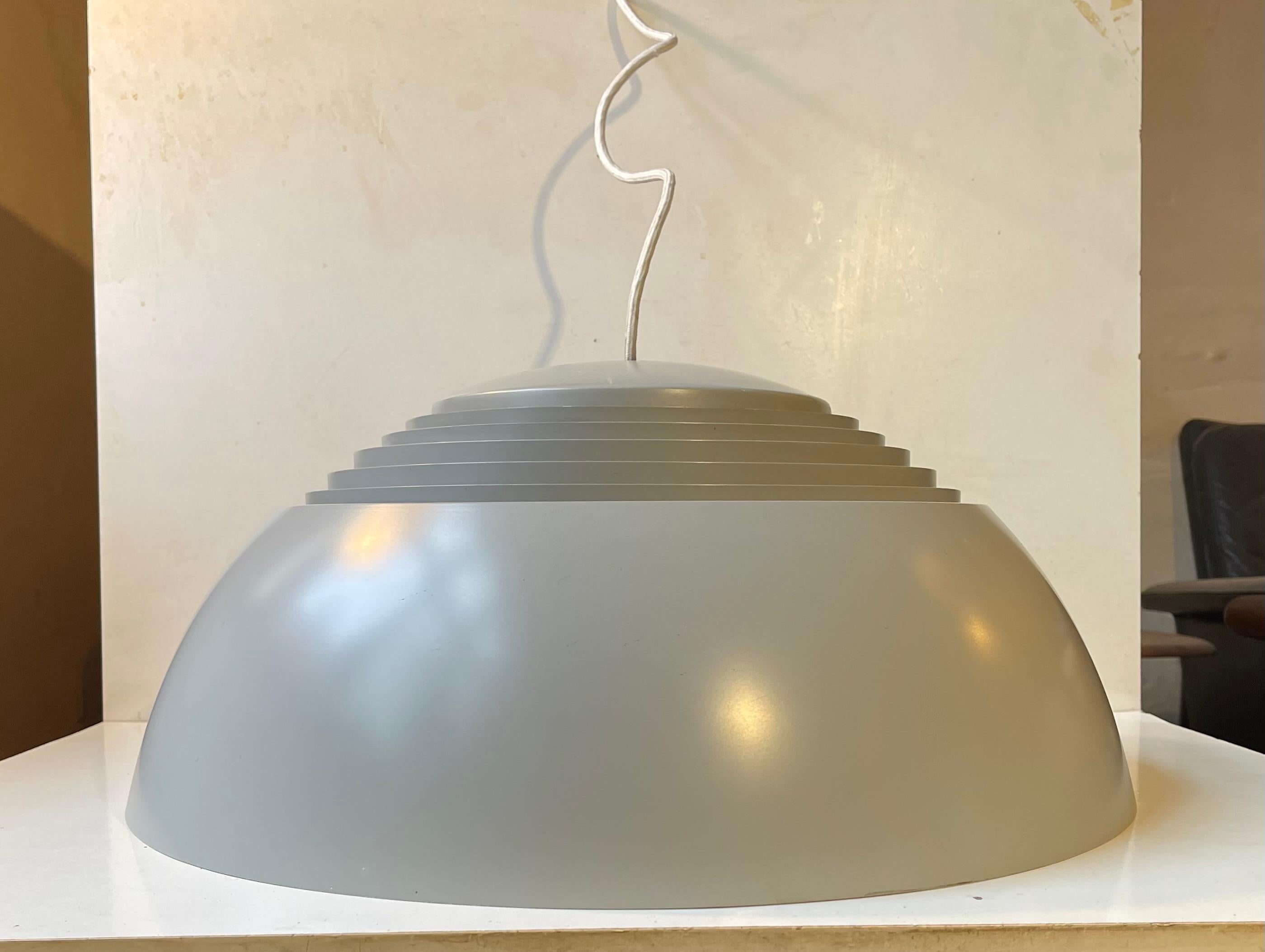 Une grande version de la lampe pendante AJ SAS Royal (50cm). Numéro de dessin 16554 conçu par Arne Jacobsen en 1957 pour l'hôtel Royal Blue SAS à Copenhague. Cet exemplaire particulier, dans sa laque d'origine gris éléphant, a conservé ses 4 prises