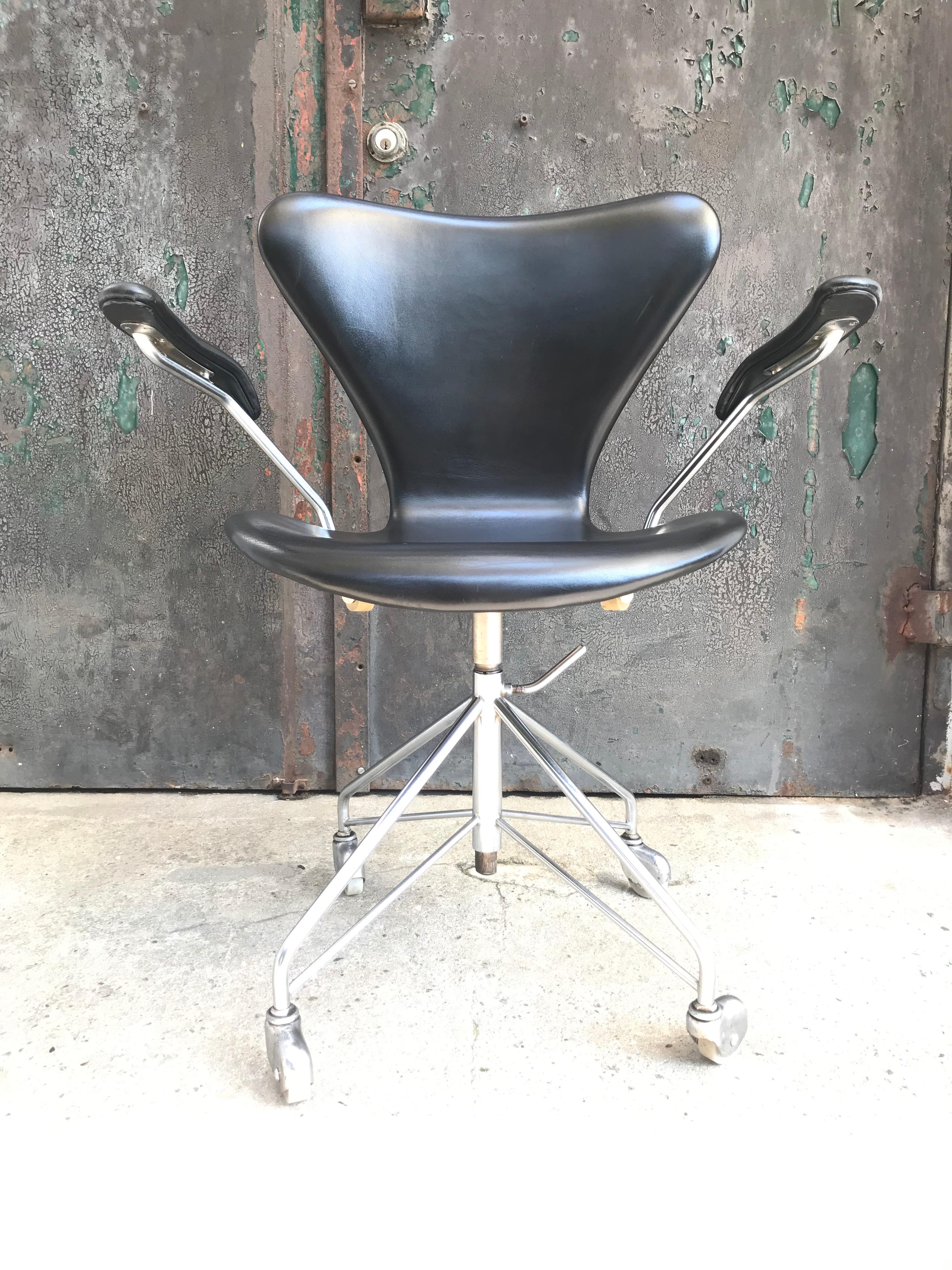 Leather Vintage Arne Jacobsen Office Swivel Stool Chair Model 3217 by Fritz Hansen
