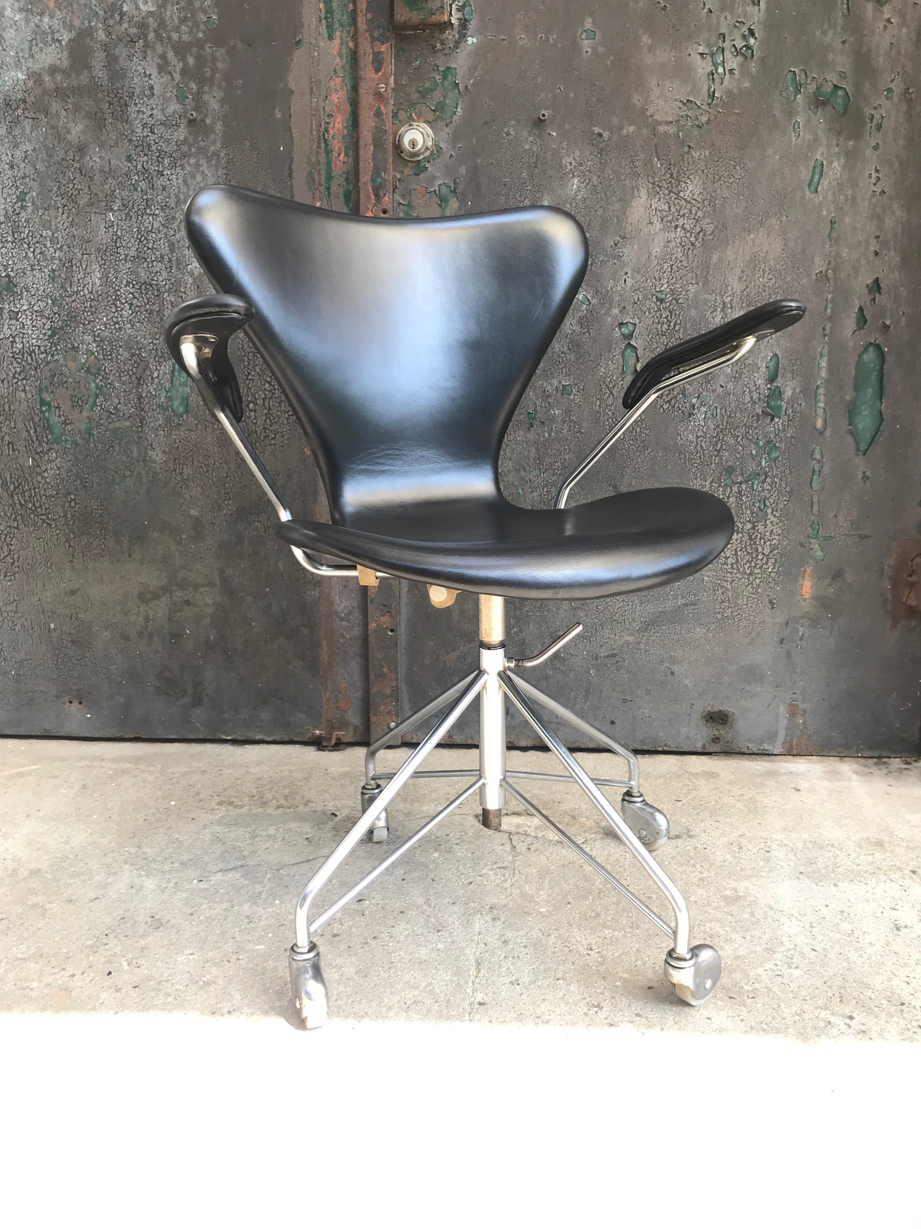Vintage Arne Jacobsen Office Swivel Stool Chair Model 3217 by Fritz Hansen 6