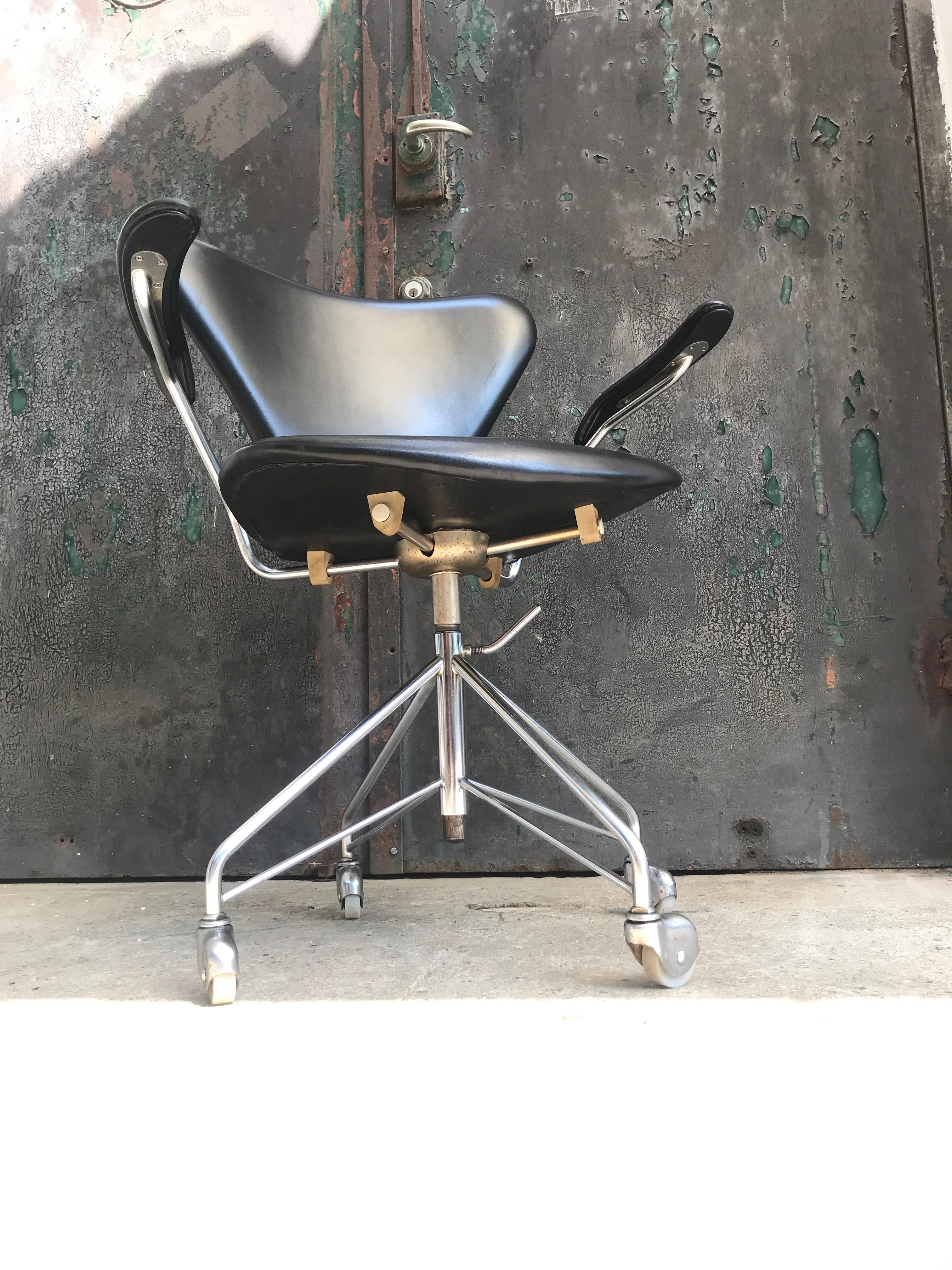 Vintage Arne Jacobsen Office Swivel Stool Chair Model 3217 by Fritz Hansen 7