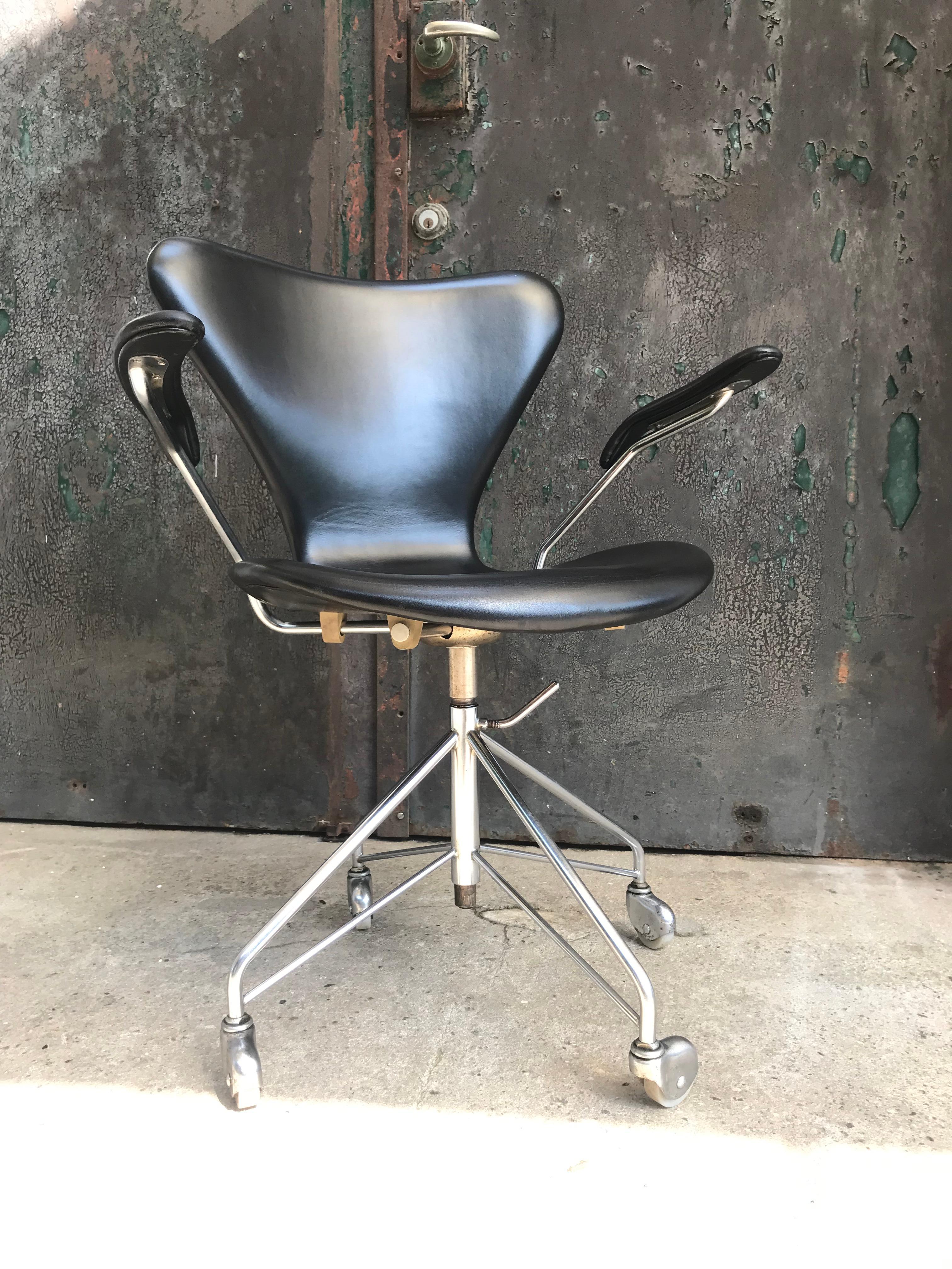 Vintage Arne Jacobsen Office Swivel Stool Chair Model 3217 by Fritz Hansen 8