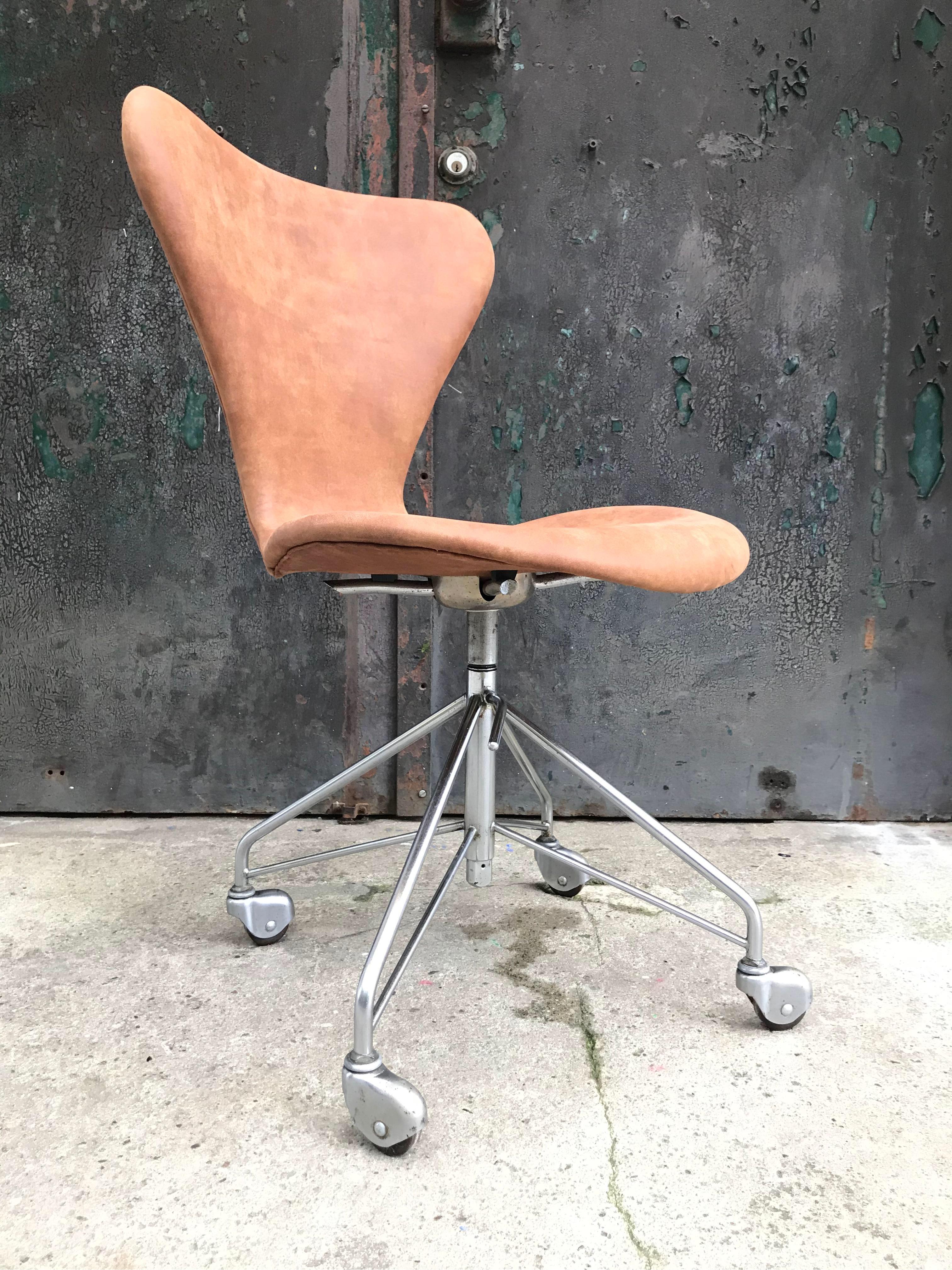Vintage Arne Jacobsen office swivel stool chair model 3117 from the 1960s
This stool is in great vintage condition
Just back from reupholstering in tan anilin leather
Everything has been checked and the chair is ready to use 
Adjustable height