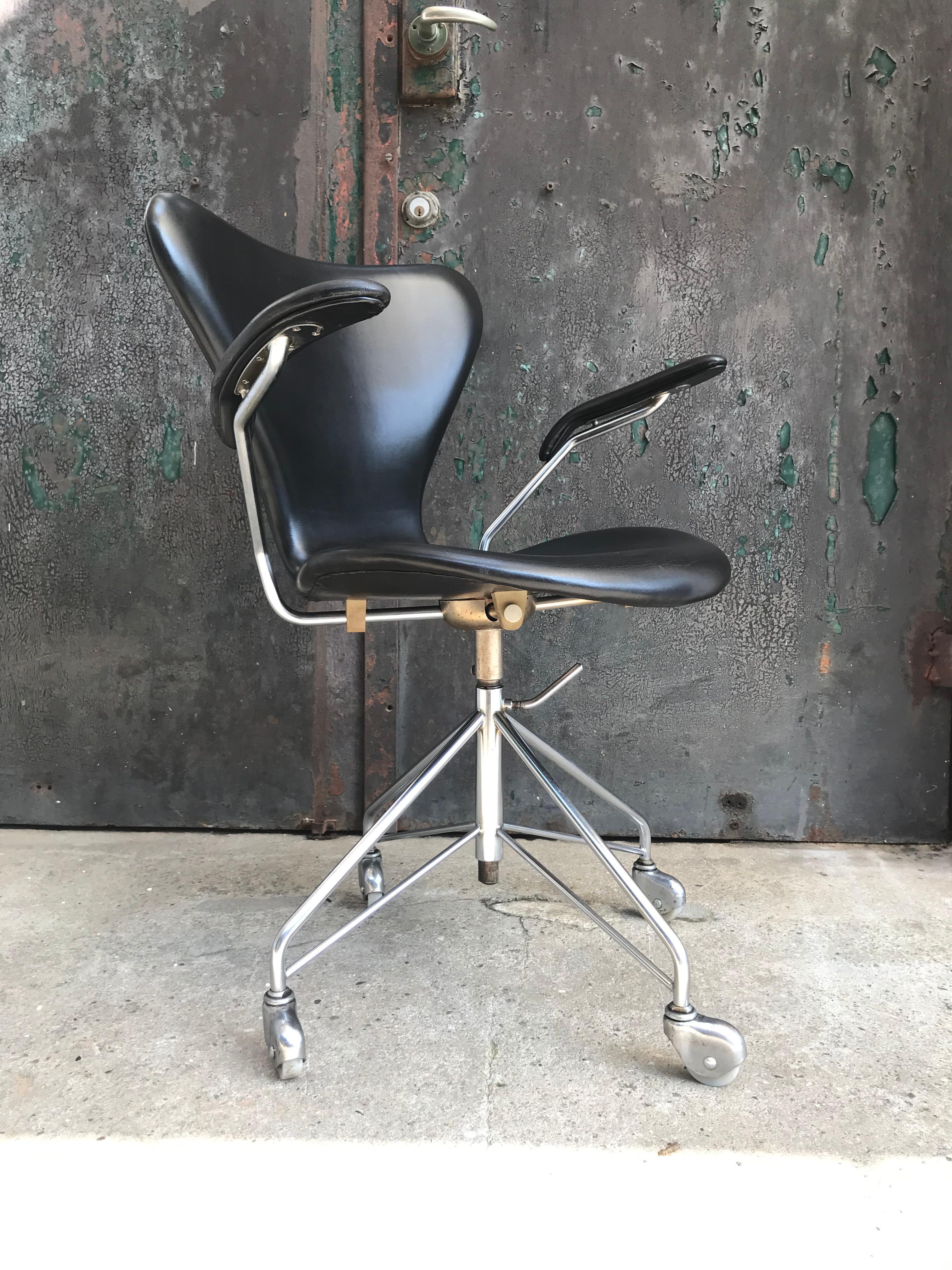Vintage Arne Jacobsen office swivel stool chair model 3217 from the 1950s
This stool is in great vintage condition
At some point the leather has been refurbished
Everything has been checked and the chair is ready to use
Adjustable height from 40-55