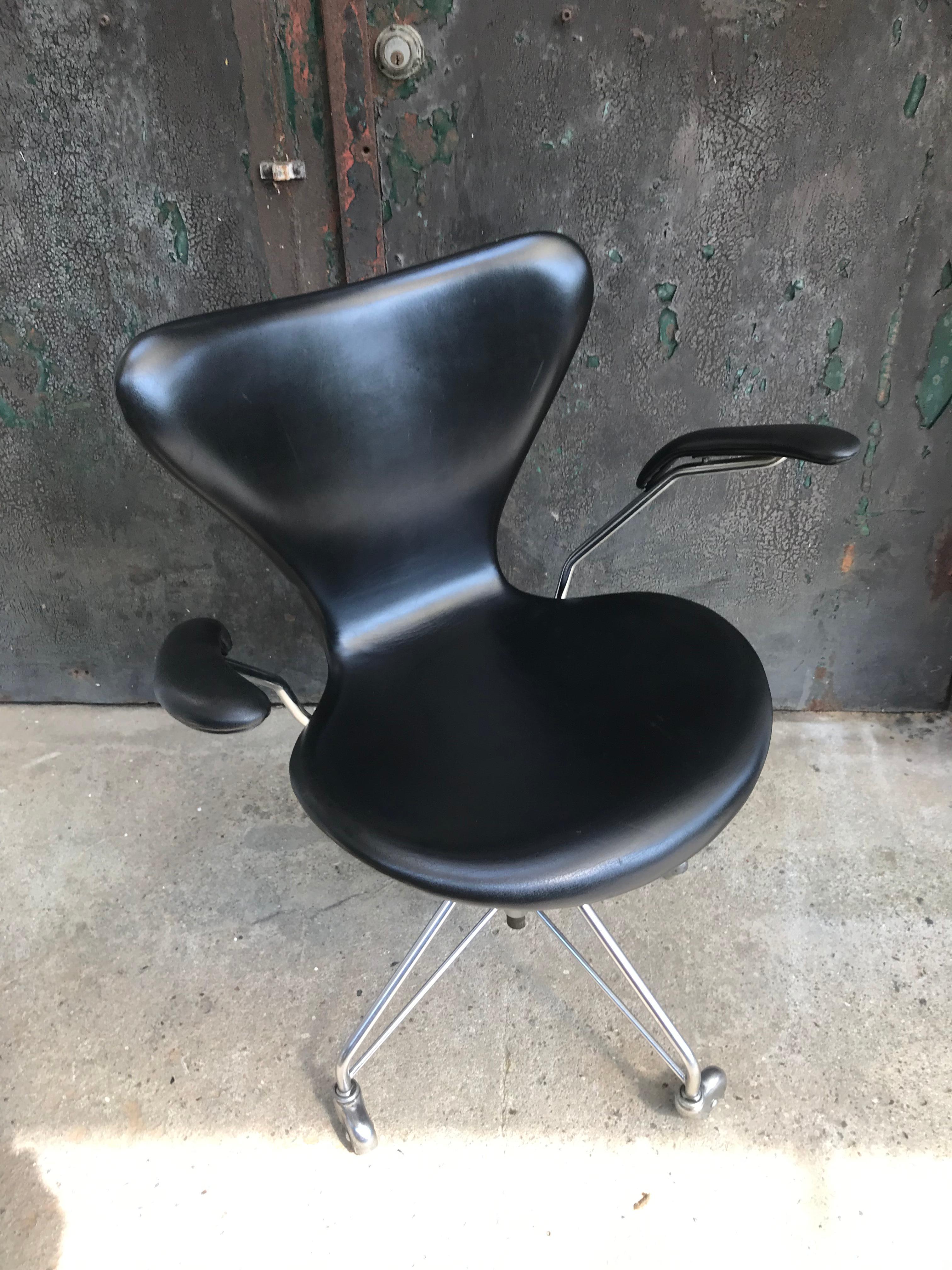 Vintage Arne Jacobsen Office Swivel Stool Chair Model 3217 by Fritz Hansen 10