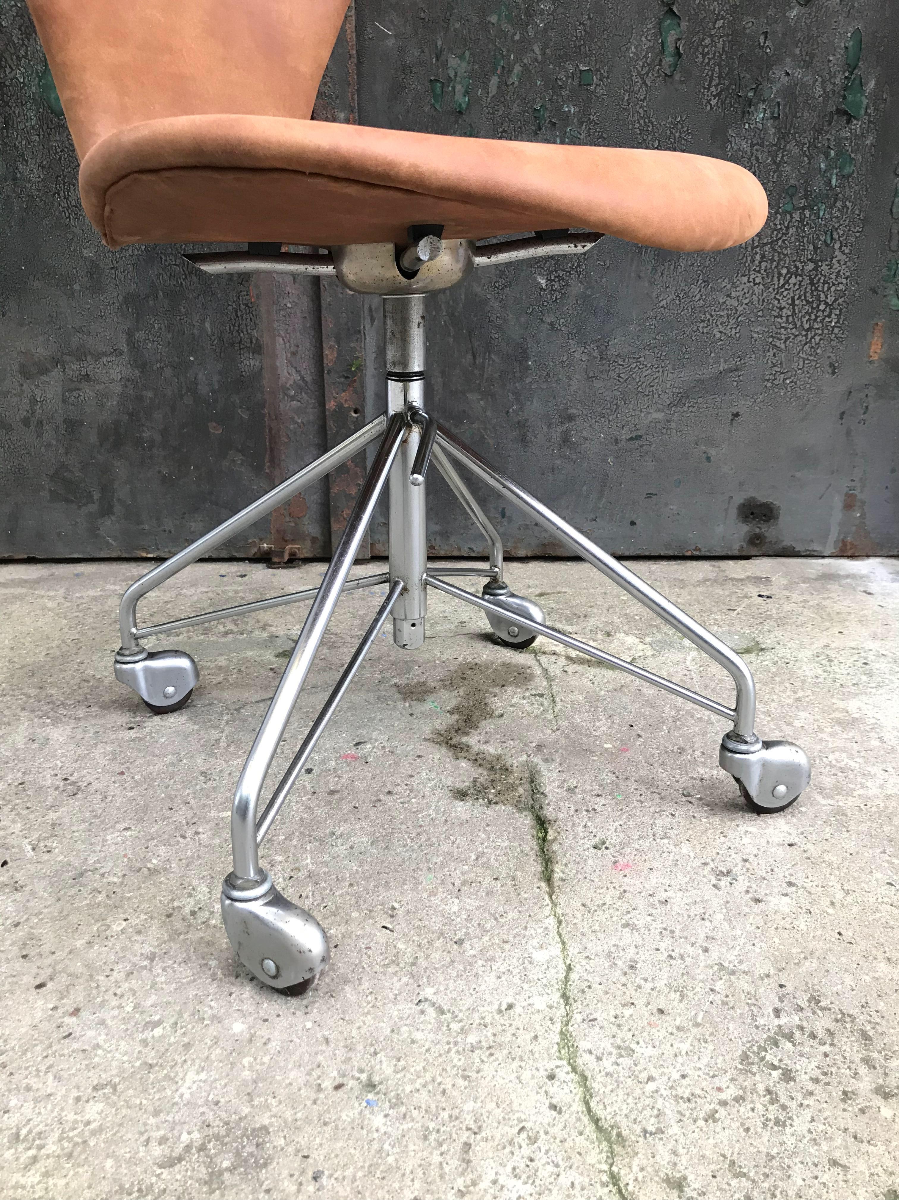 Danish Vintage Arne Jacobsen Office Swivel Stool Chair Model 3117 by Fritz Hansen