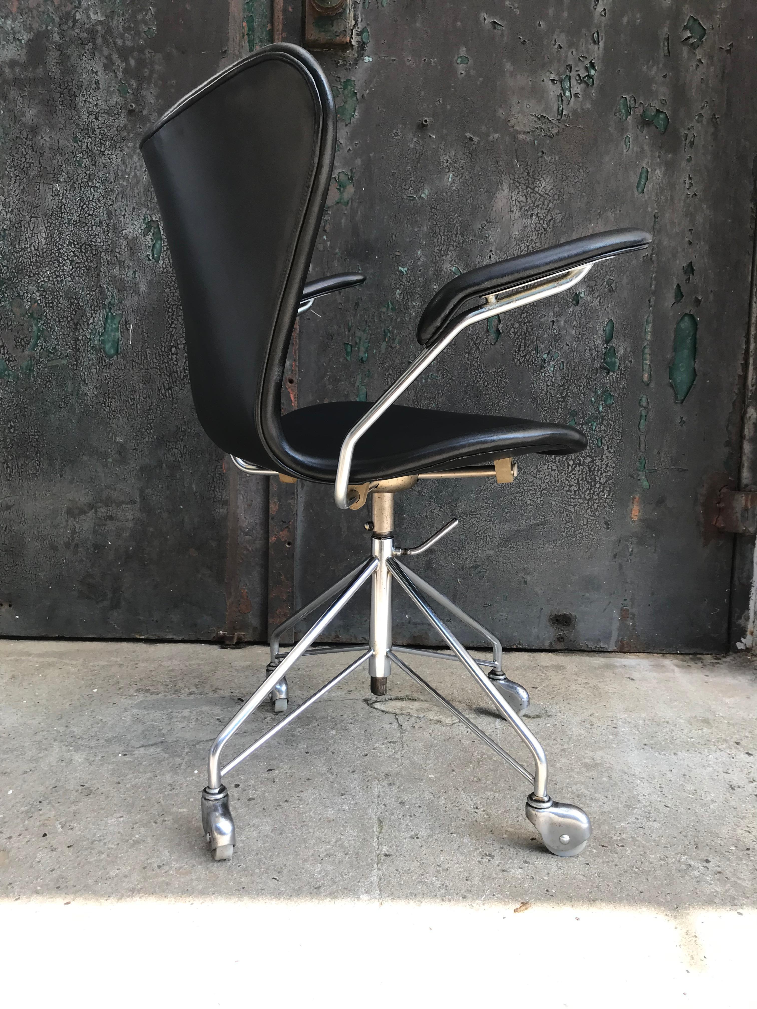Danish Vintage Arne Jacobsen Office Swivel Stool Chair Model 3217 by Fritz Hansen